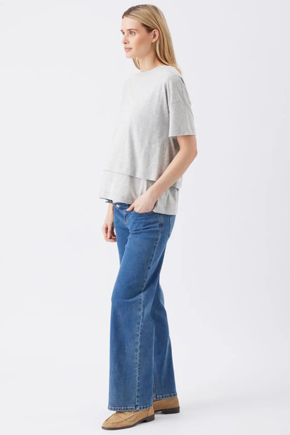 Maglia premaman e allattamento grigia Ripe con jeans premaman blu.