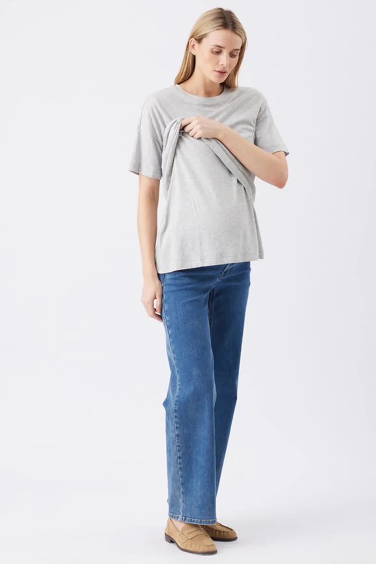 Maglia premaman e allattamento grigia Ripe abbinata a jeans premaman blu.