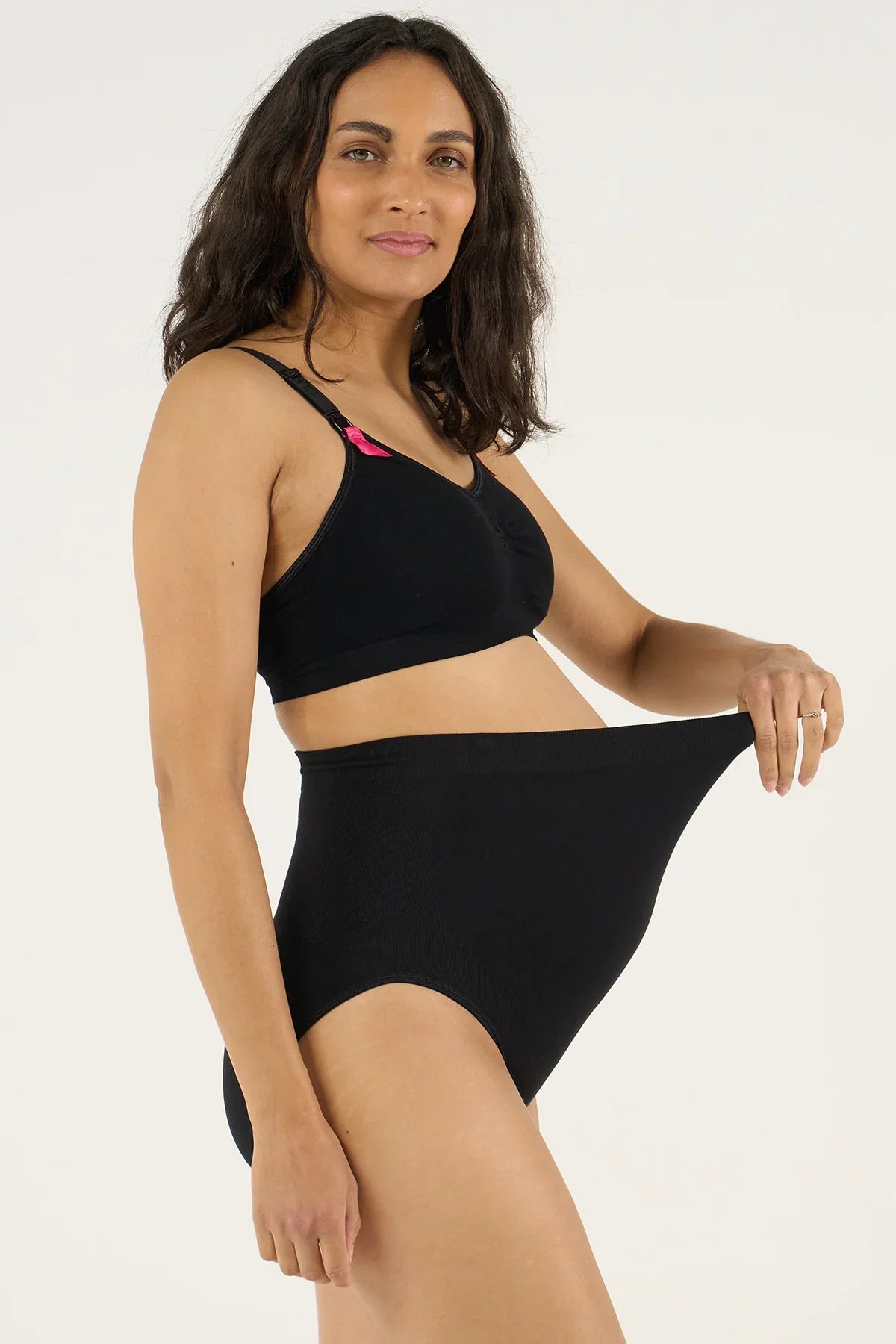 Modella indossa slip premaman neri a vita alta con top coordinato, abbigliamento premaman comodo.