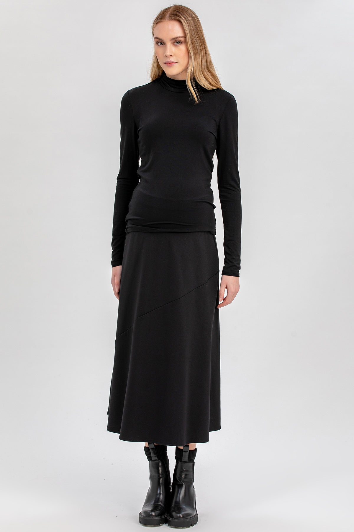 Outfit premaman elegante nero con maglia a maniche lunghe e gonna lunga, moda donna gravidanza