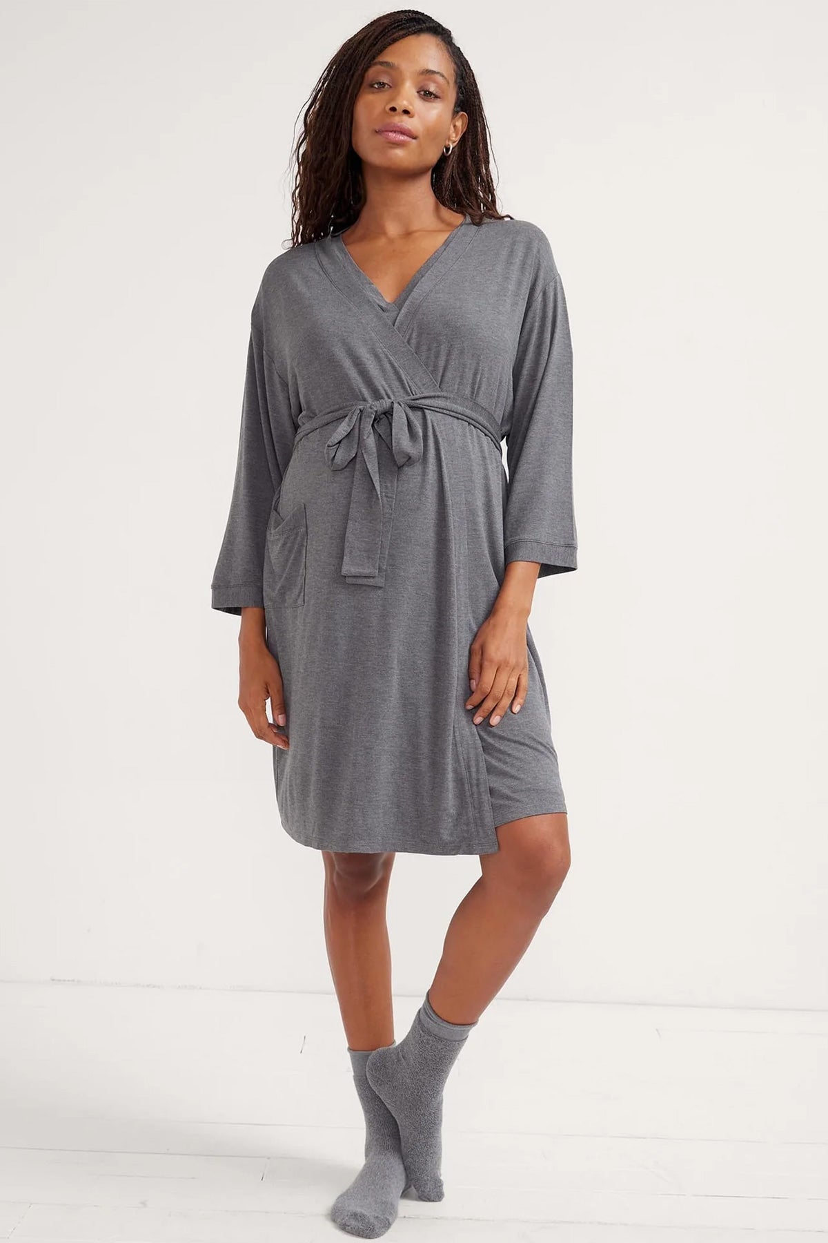 Modella con vestaglia premaman grigia, abbigliamento premaman comodo ed elegante