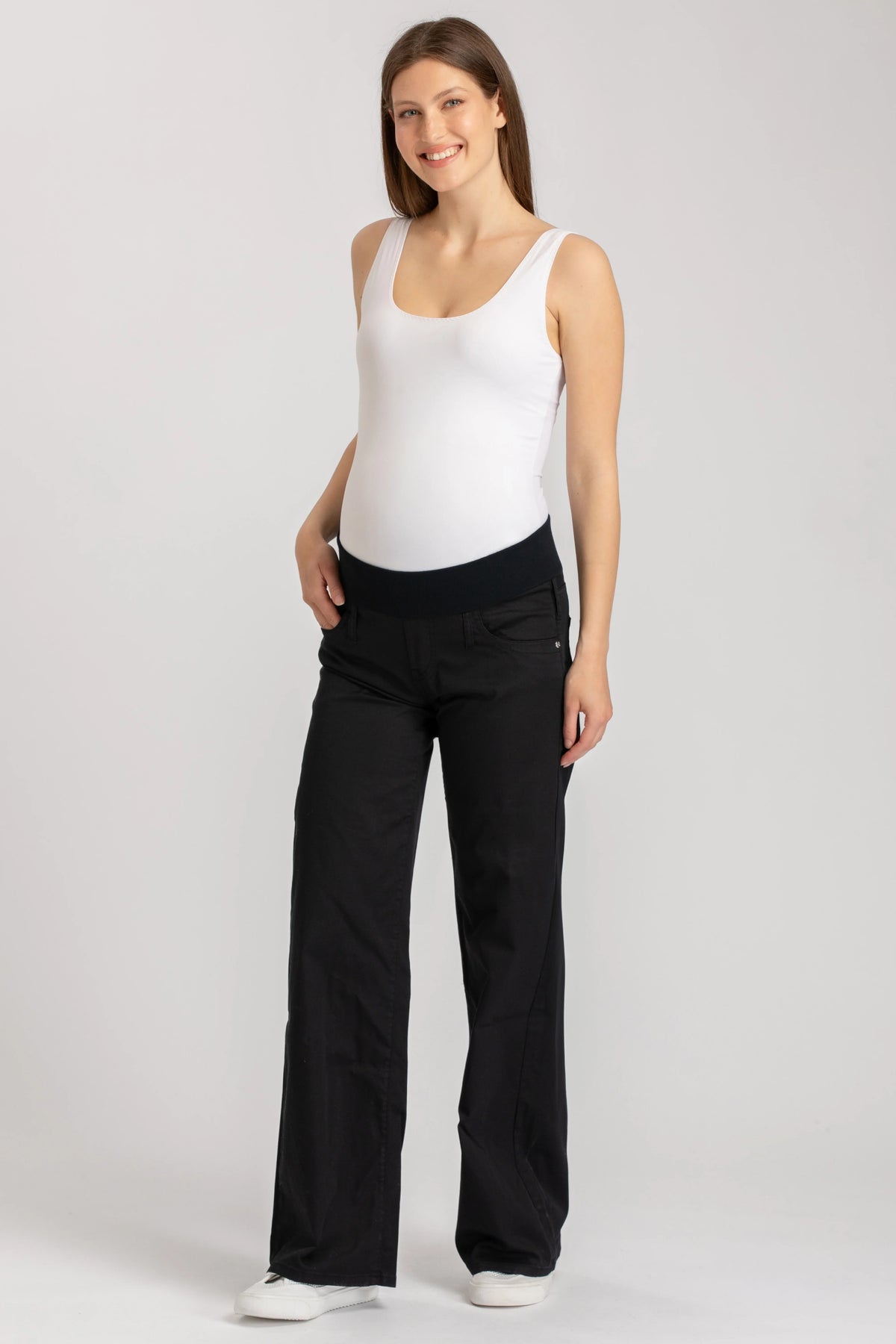 Pantaloni premaman neri a gamba larga con fascia elastica, indossati da donna incinta