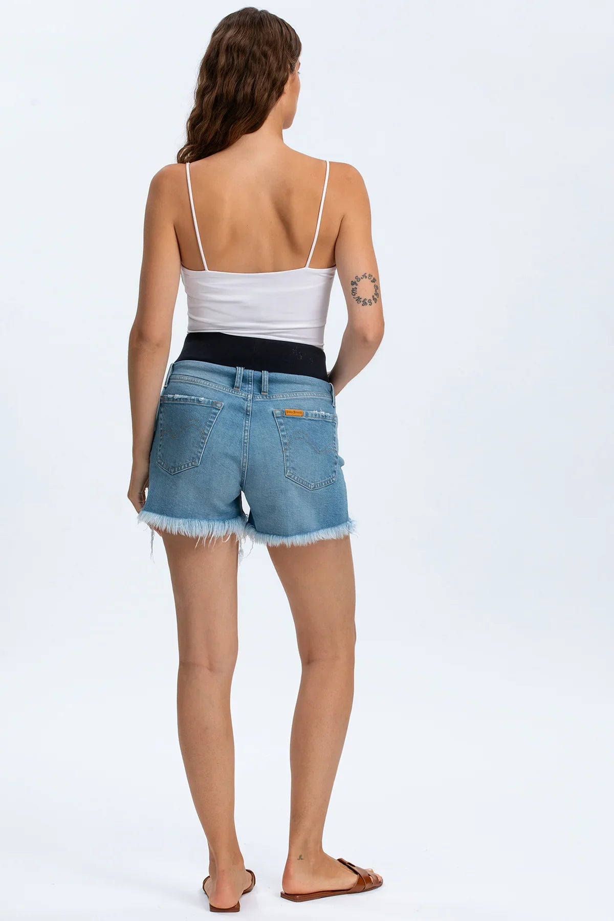 Shorts premaman in denim con fascia elastica, ideali per la gravidanza, vista posteriore