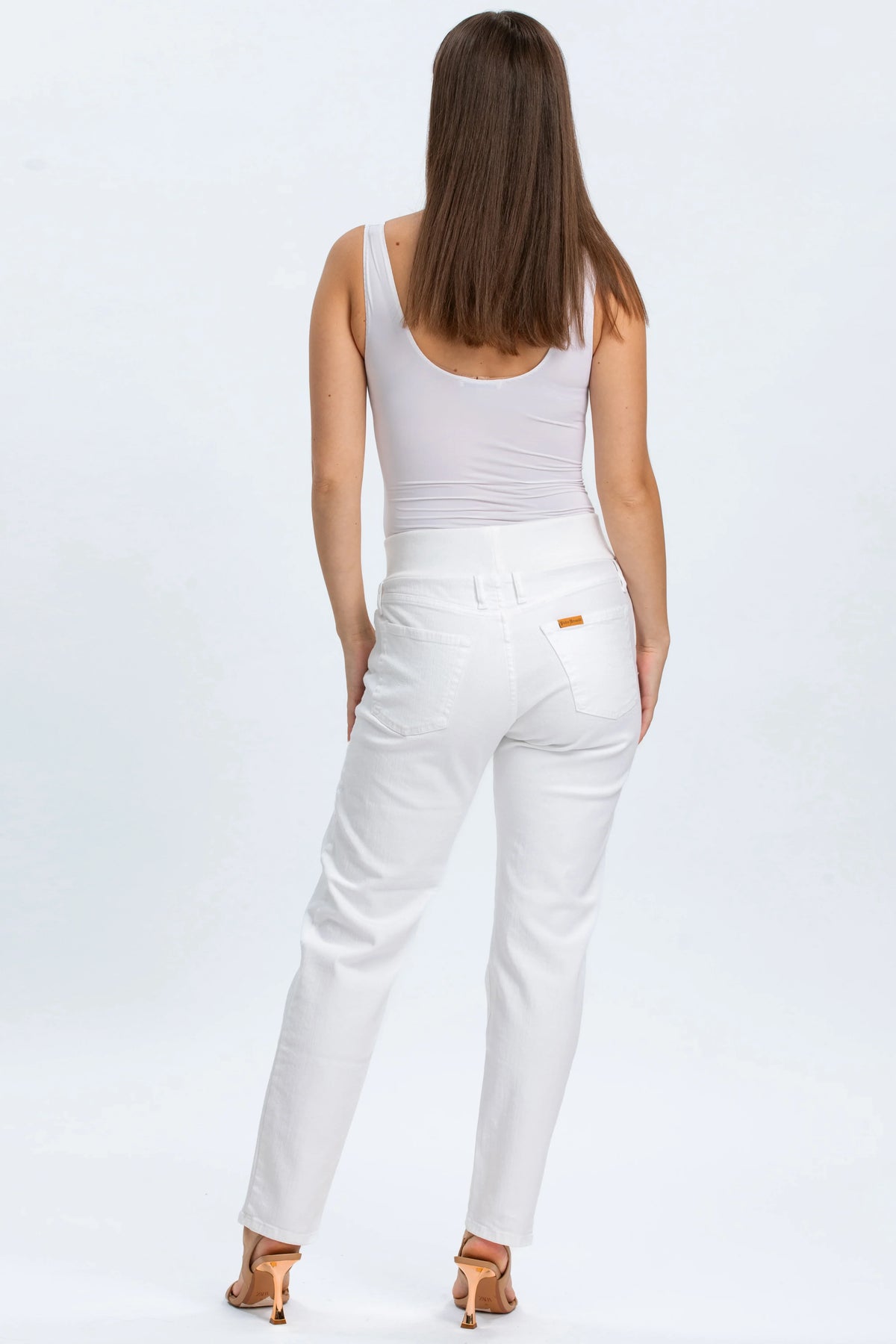 Jeans premaman bianchi modello tapered, donna vista da dietro, abbigliamento gravidanza elegante