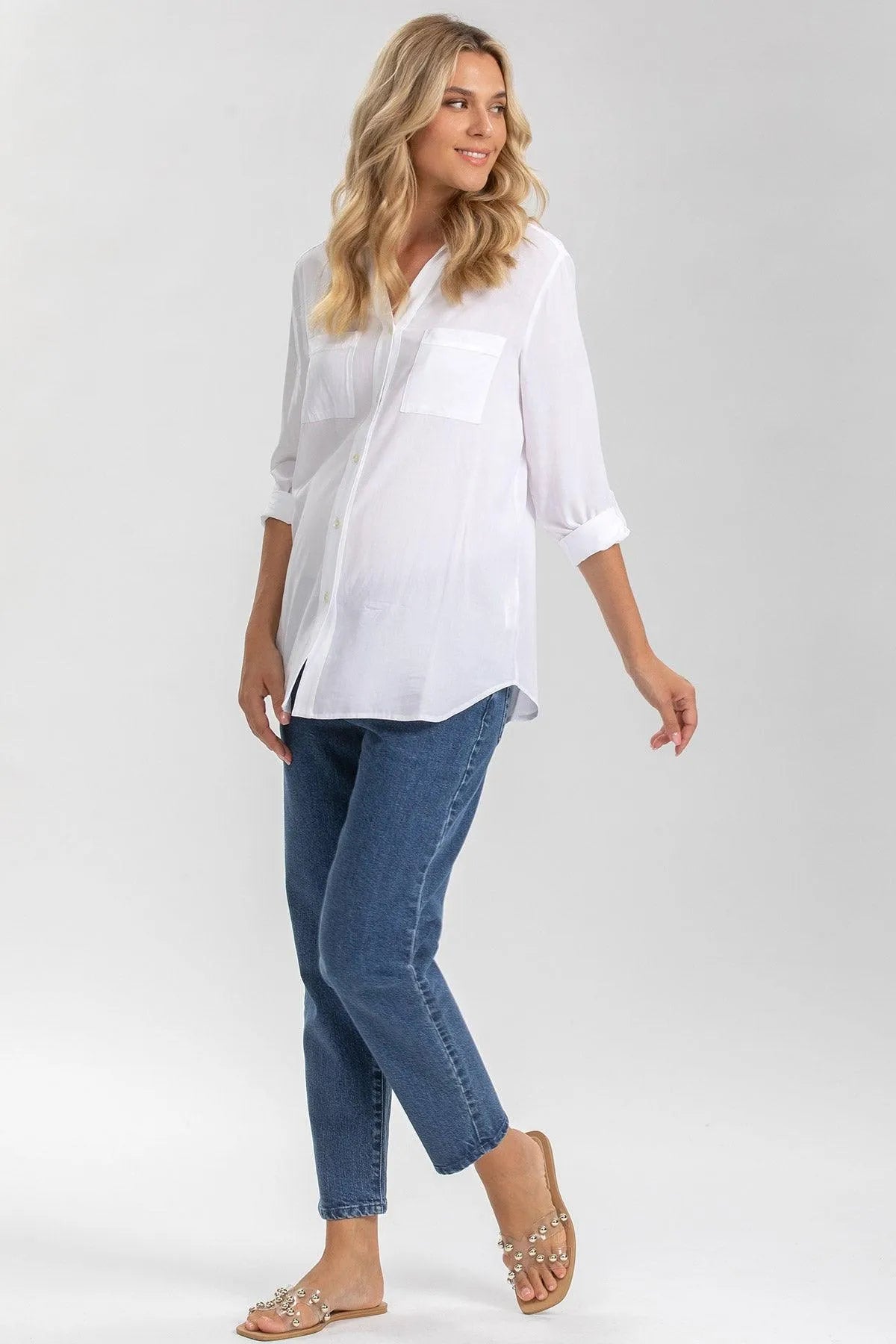 Donna premaman con camicia bianca morbida e jeans, abbigliamento gravidanza elegante