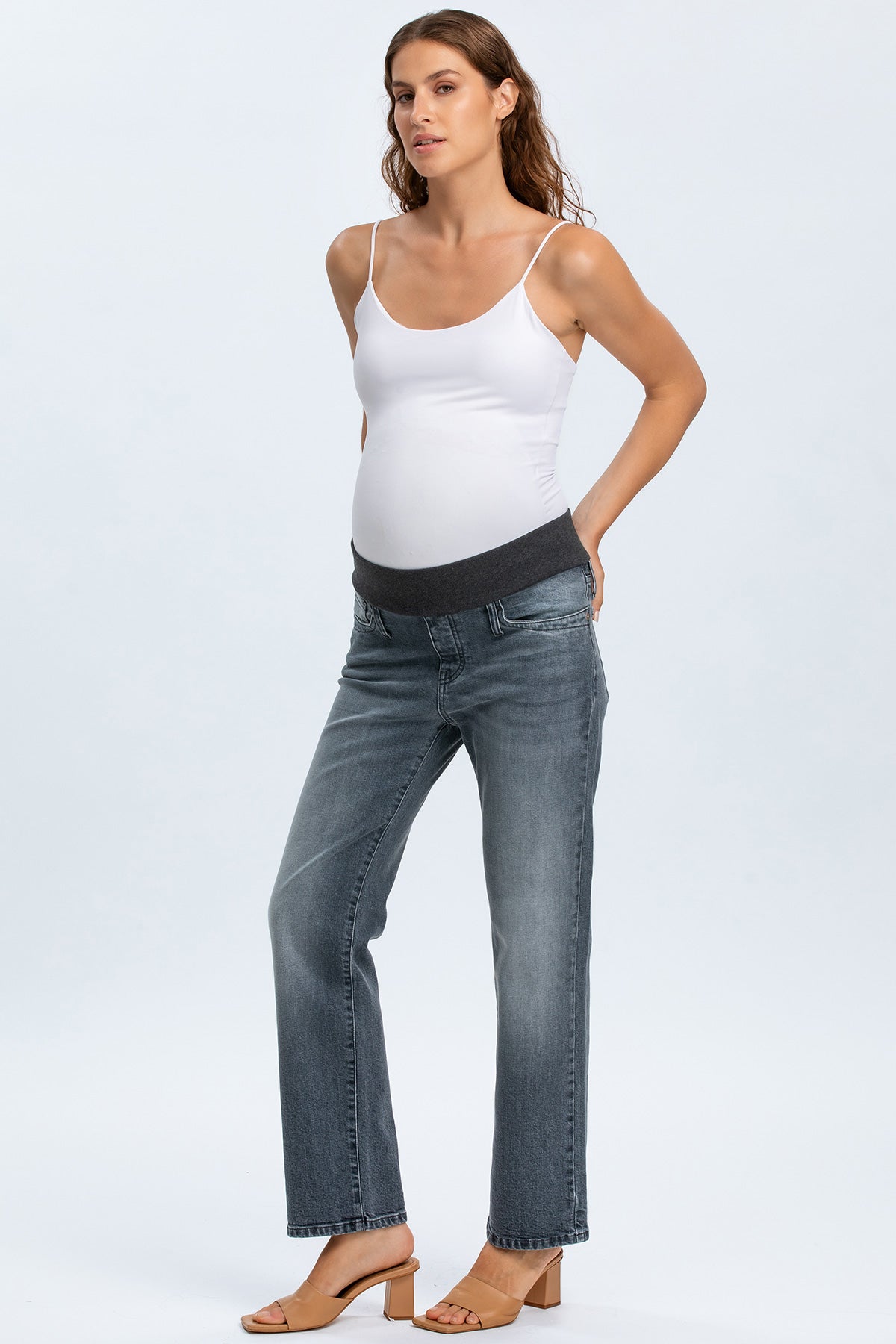 Jeans premaman a vita alta, vestibilità comoda per gravidanza, donna in posa frontale