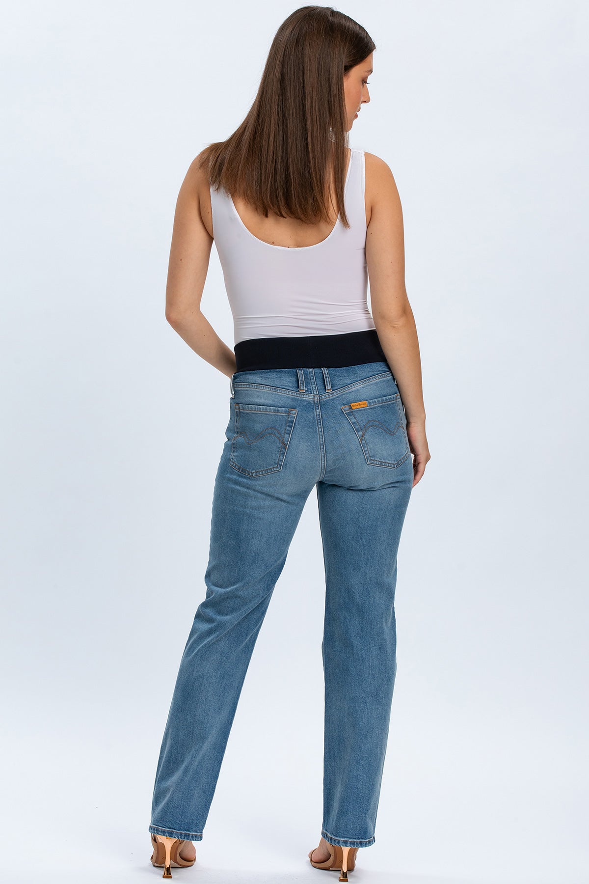 Jeans premaman regular straight azzurri con fascia elastica, indossati da donna di spalle