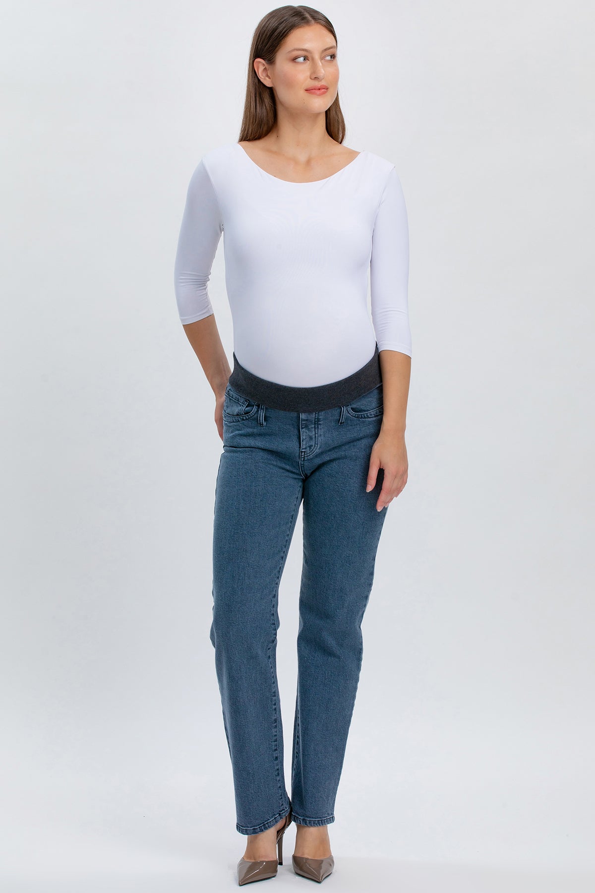 Jeans premaman grigi regular straight con fascia elastica, indossati da donna incinta