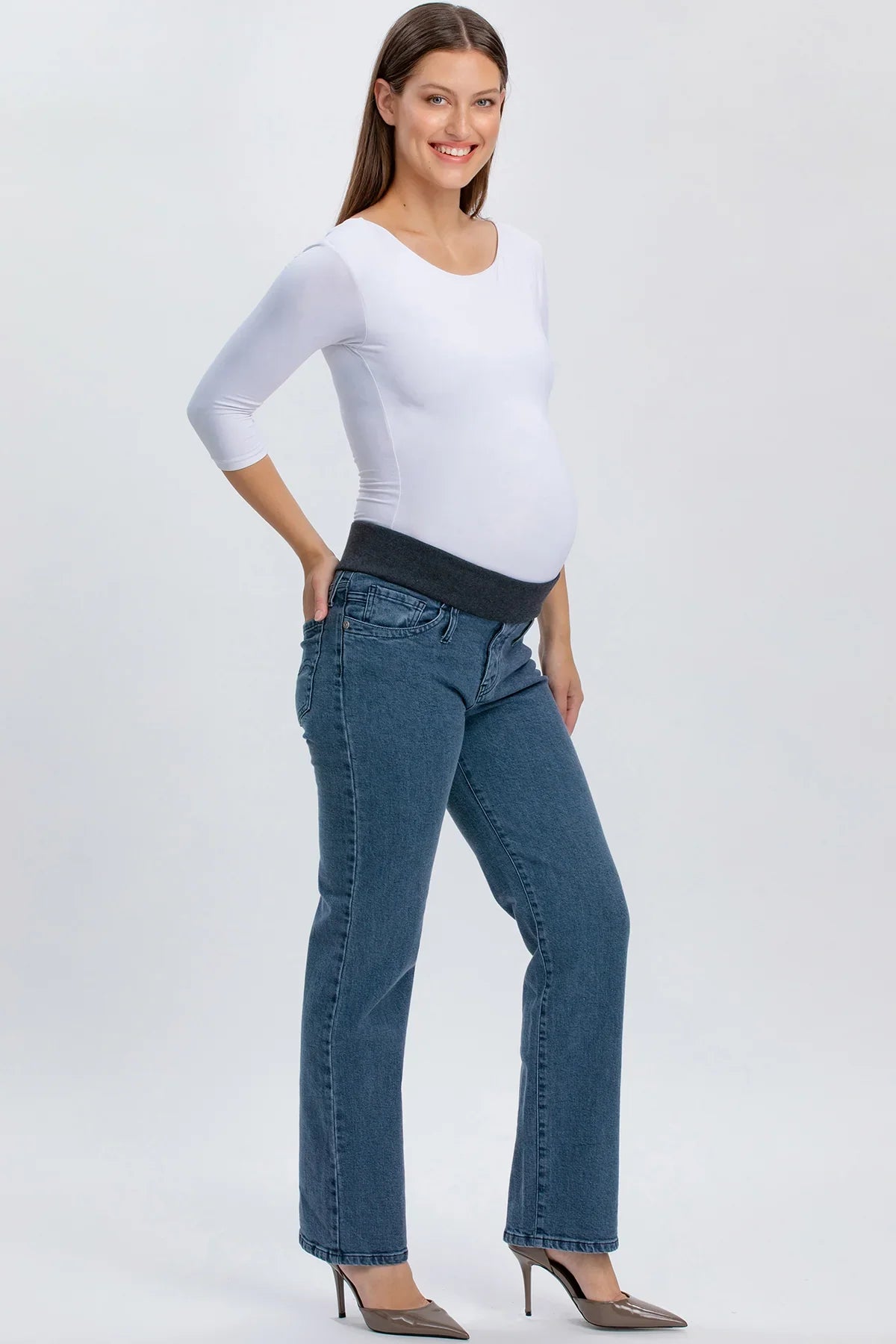 Jeans premaman grigi regular straight con fascia elasticizzata in vita, indossati da donna di spalle