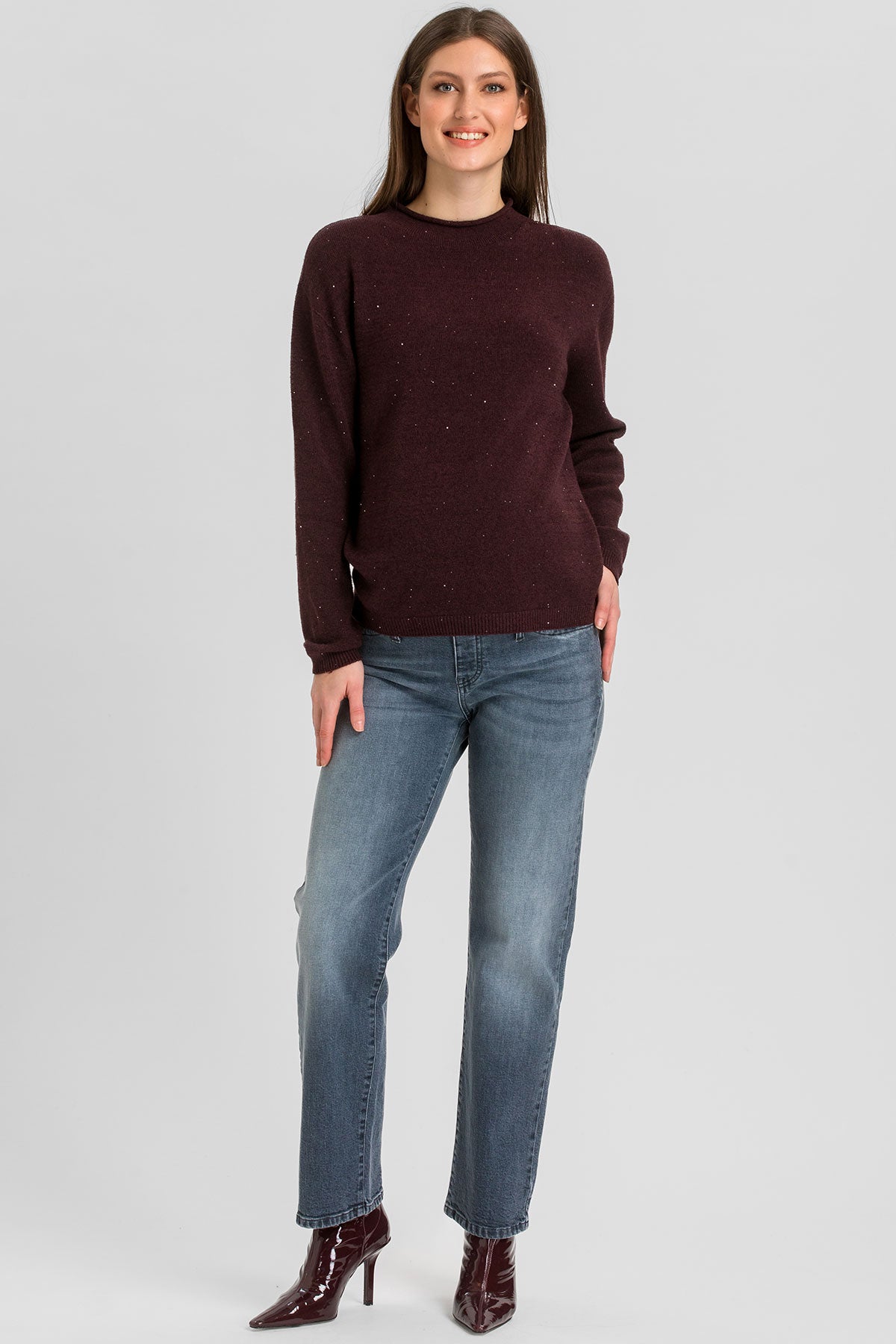 Jeans premaman a gamba dritta in morbido denim stretch grigio stonewashed, con comoda fascia elastica per la gravidanza.
