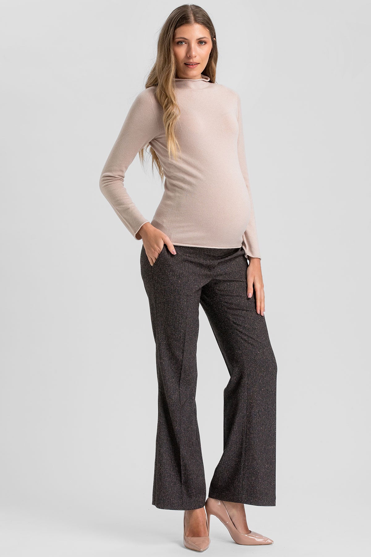 Maglia premaman beige aderente in morbido tessuto.