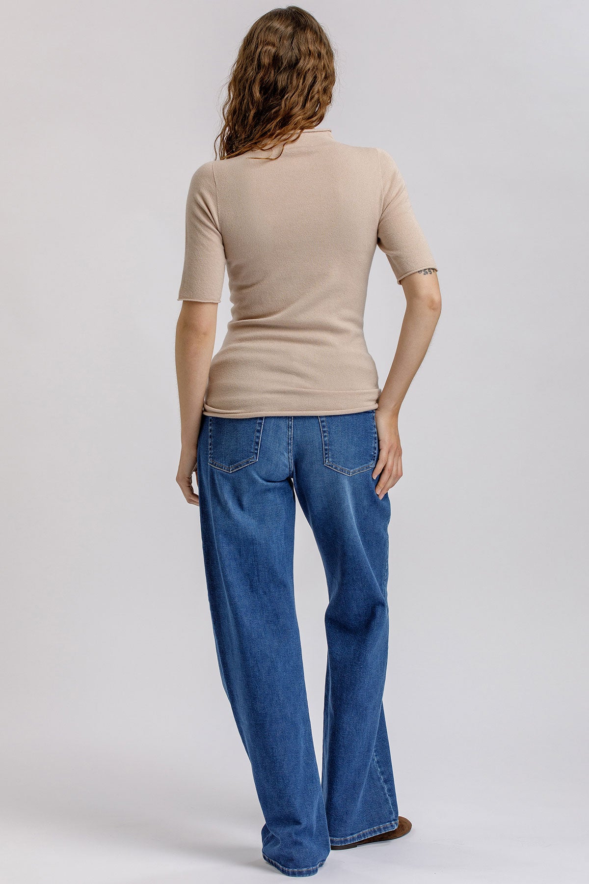 Fitted beige maternity top with short sleeves.