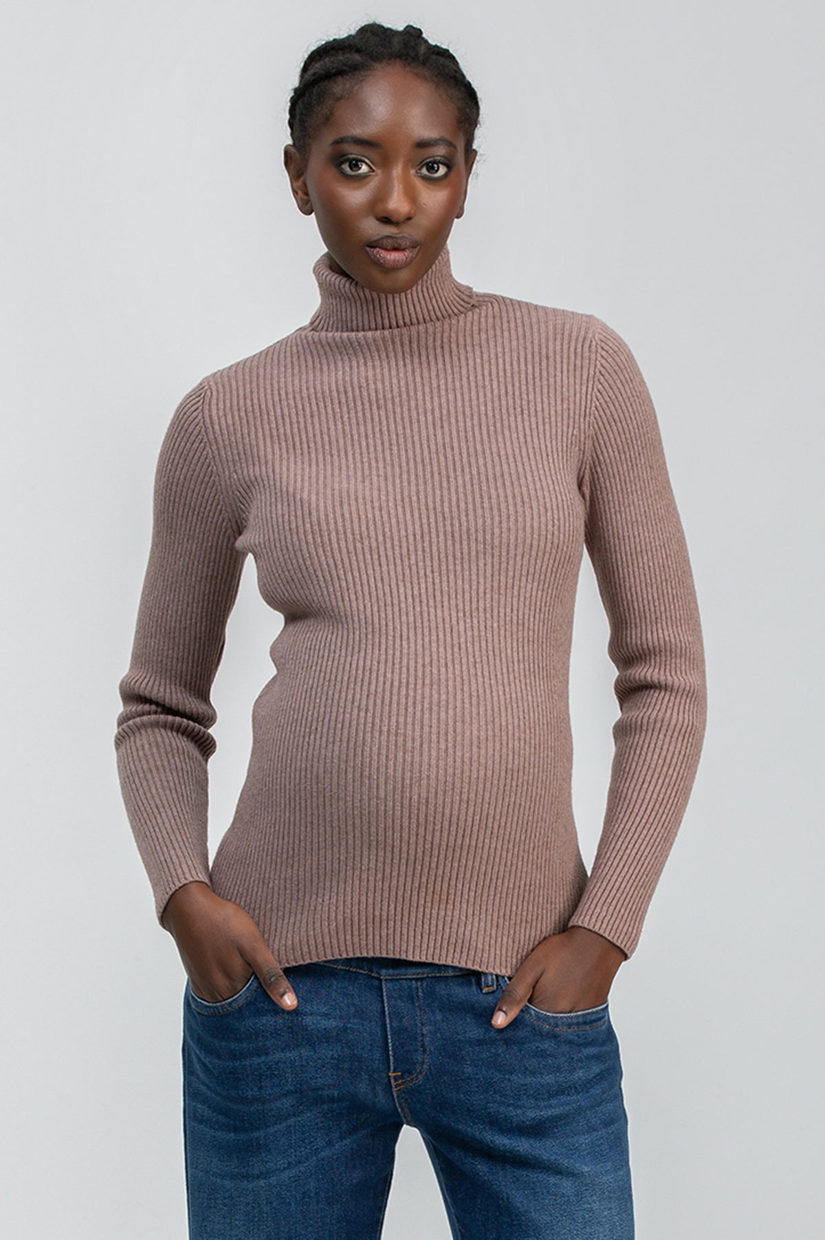Maglione premaman a collo alto beige in maglia a coste, abbigliamento gravidanza.