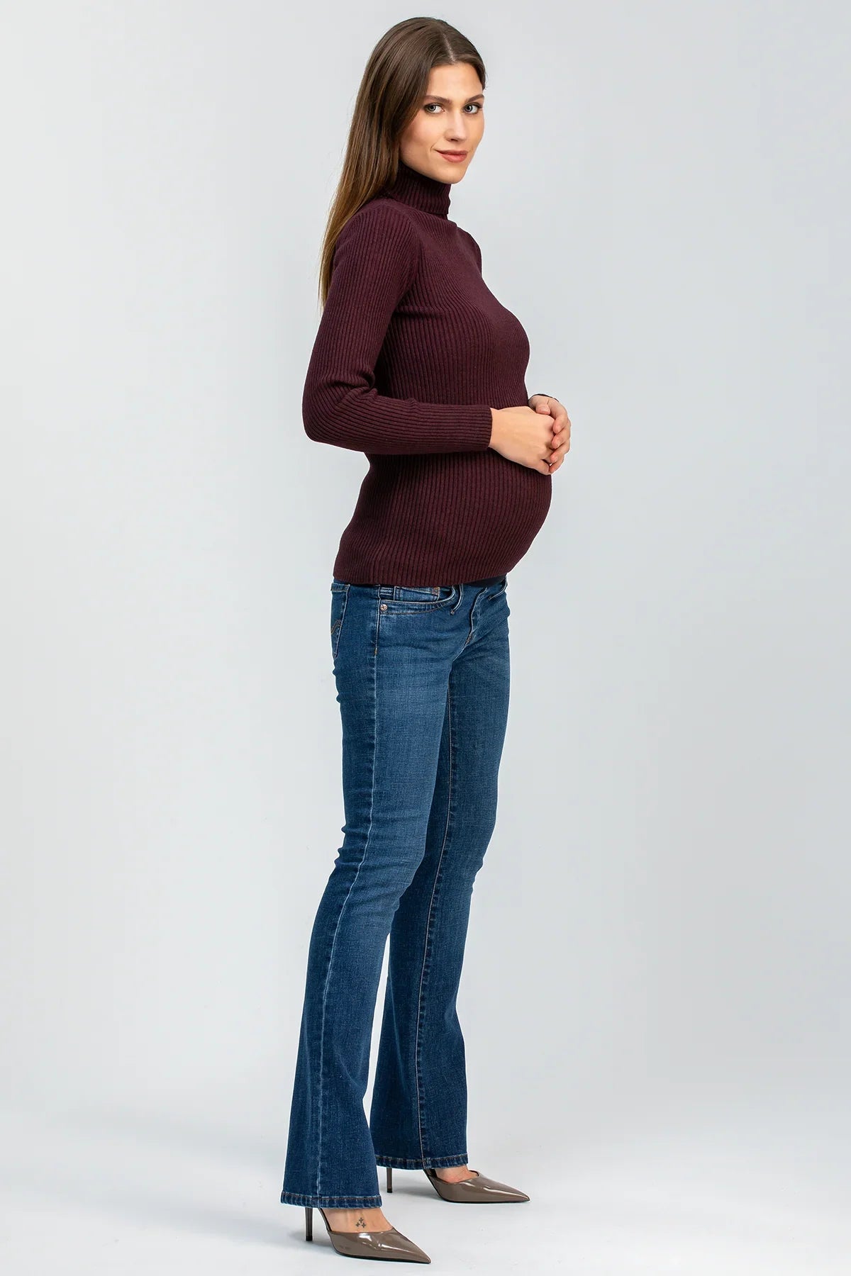 Donna incinta con maglione bordeaux e jeans premaman bootcut per gravidanza