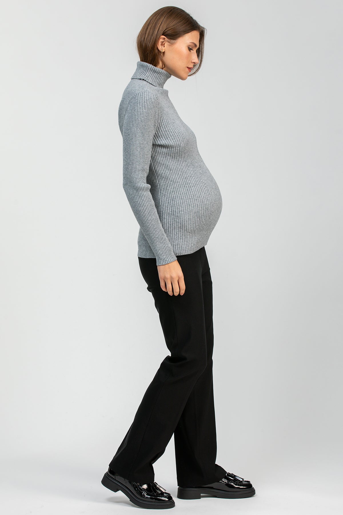 Maglione premaman grigio a collo alto con pantaloni neri, moda gravidanza elegante