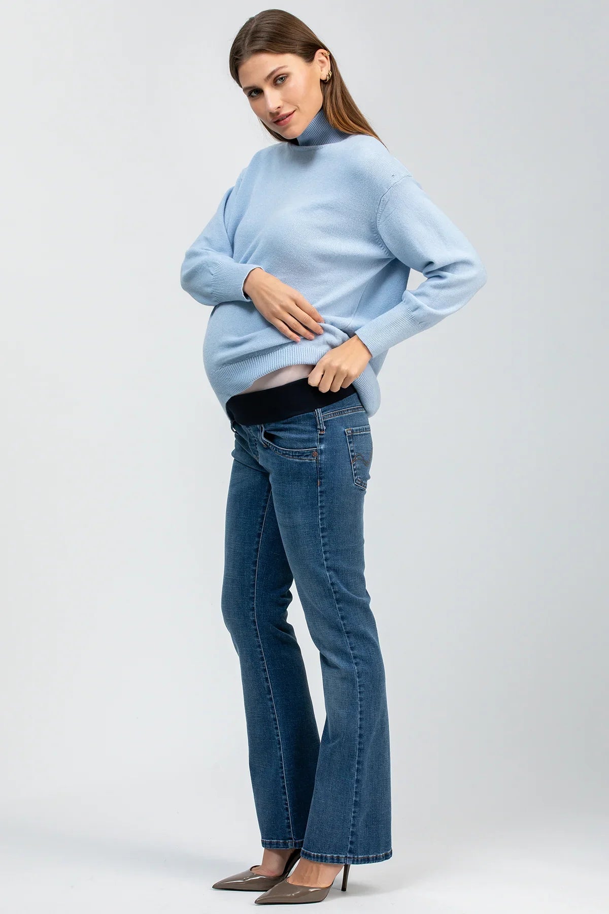Maglione premaman azzurro a maniche lunghe.