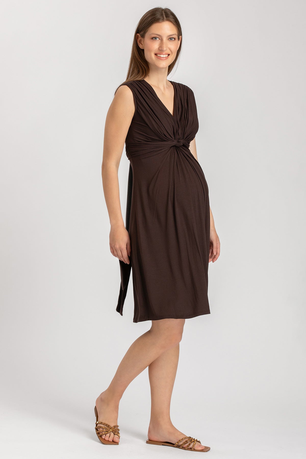 Vestito premaman marrone smanicato con scollo a V e nodo sul davanti, moda gravidanza