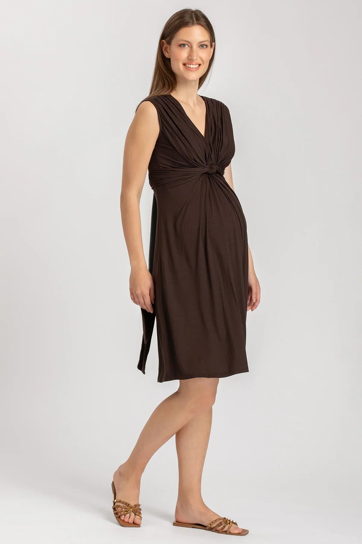 Vestito premaman marrone smanicato con scollo a V e nodo sul davanti, moda gravidanza