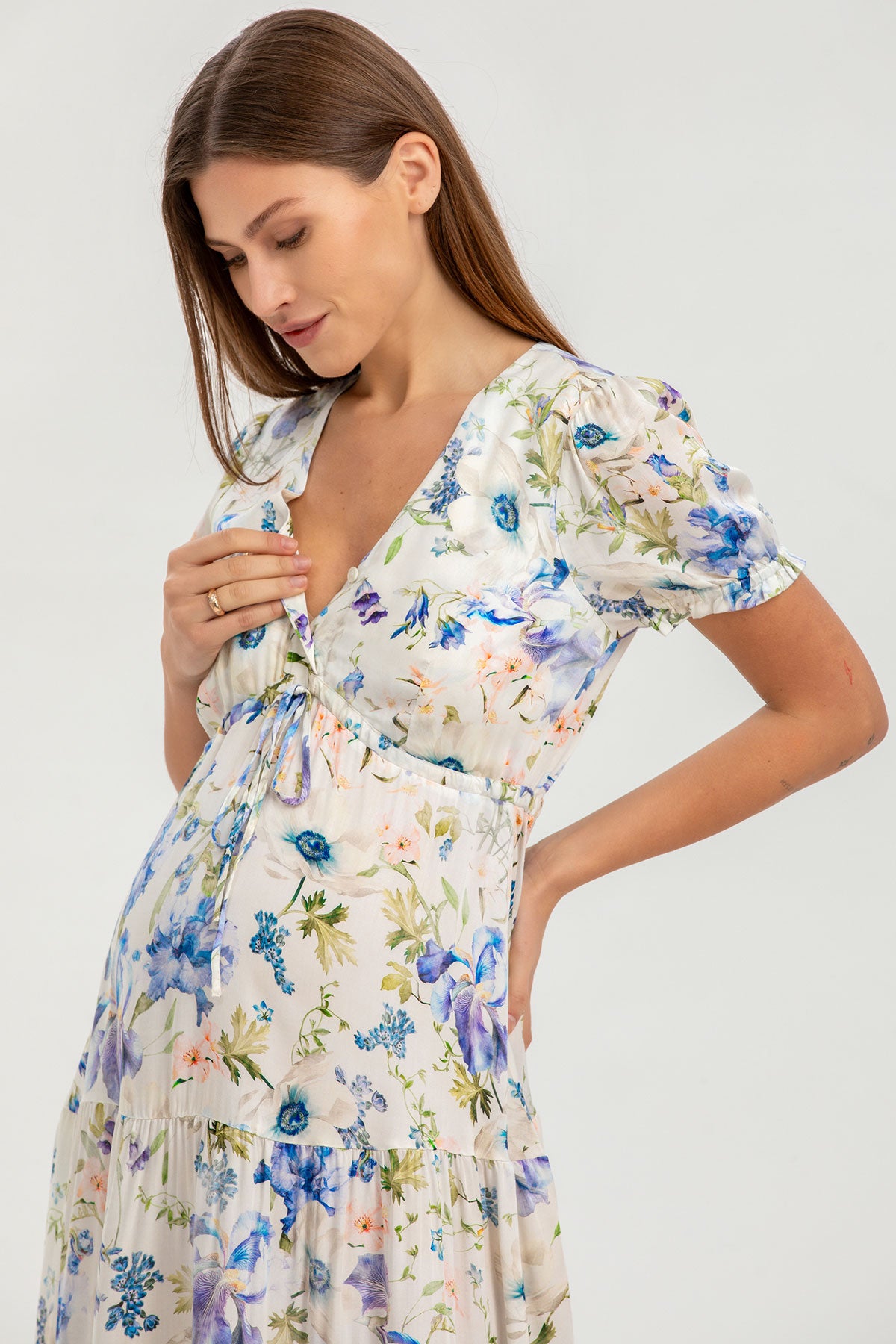 Abito premaman floreale elegante con scollo a V e maniche corte in tessuto leggero