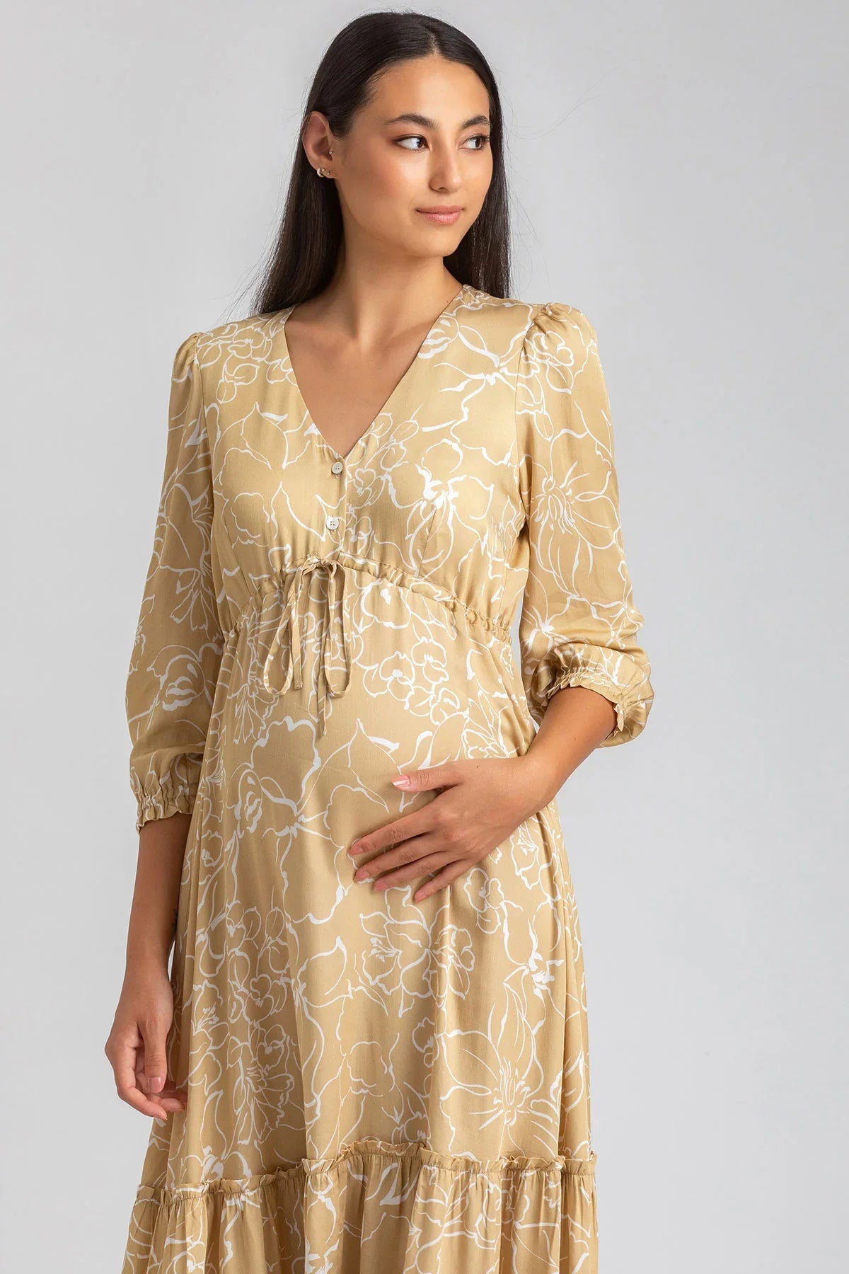 Abito premaman elegante beige con stampa floreale, vestibilità comoda e maniche lunghe.