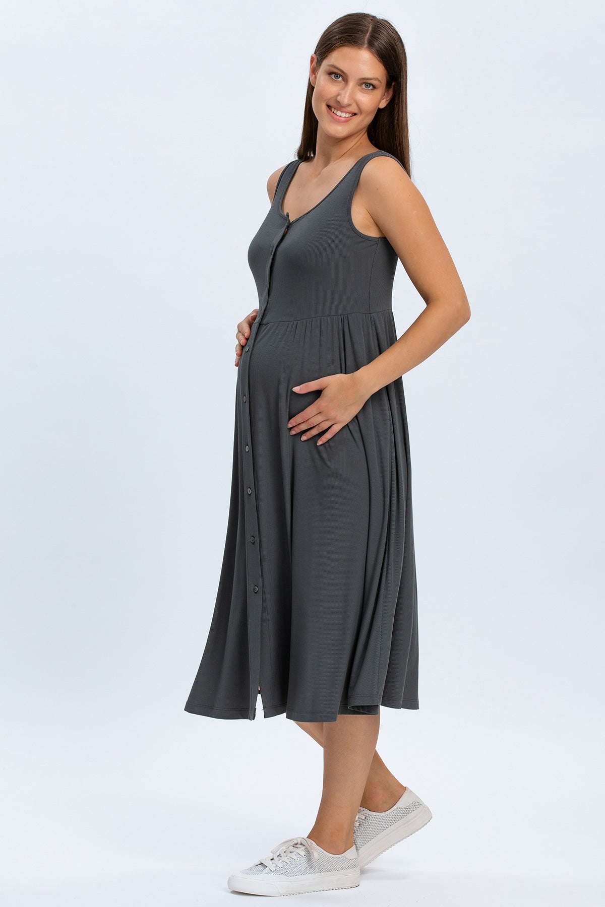Vestito premaman grigio senza maniche con bottoni, ideale per gravidanza, donna sorridente.