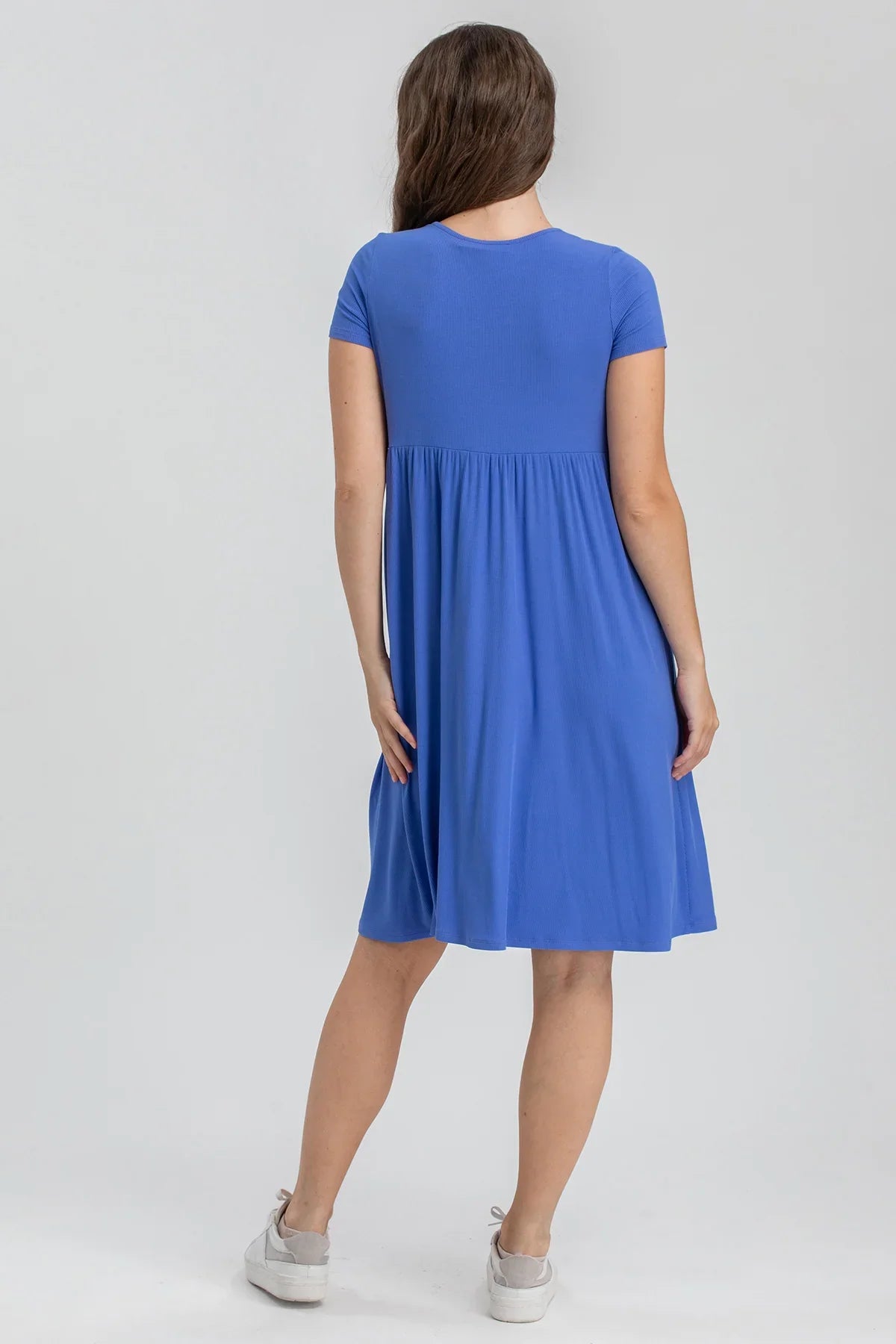 Vestito premaman blu a mezza manica, comodo e ampio, visto da dietro