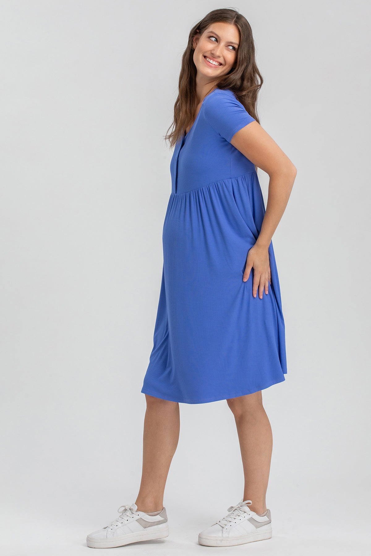 Vestito premaman blu a maniche corte, ideale per gravidanza, indossato da donna sorridente.
