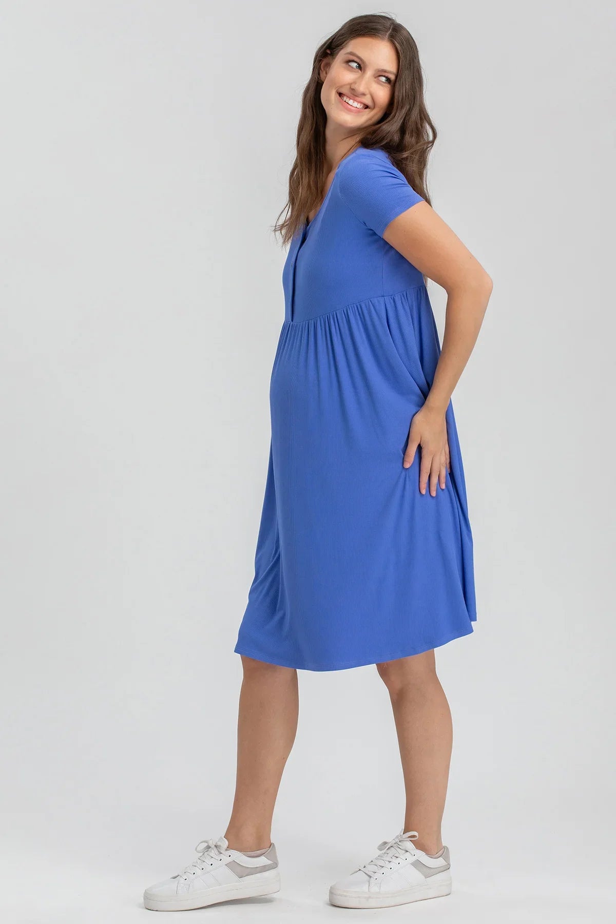 Vestito premaman blu a maniche corte, ideale per gravidanza, indossato da donna sorridente.