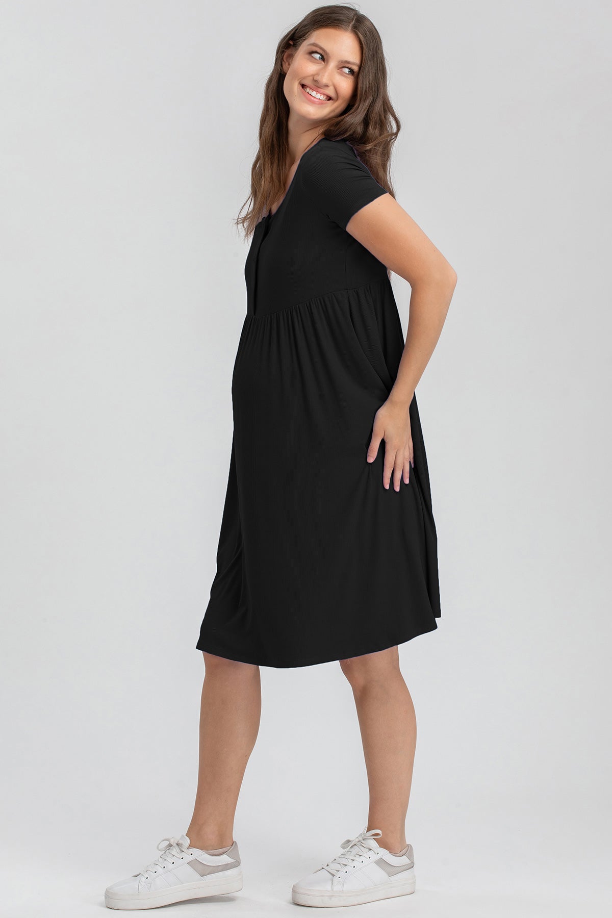 Abito premaman nero a manica corta, vestibilità comoda, moda gravidanza elegante