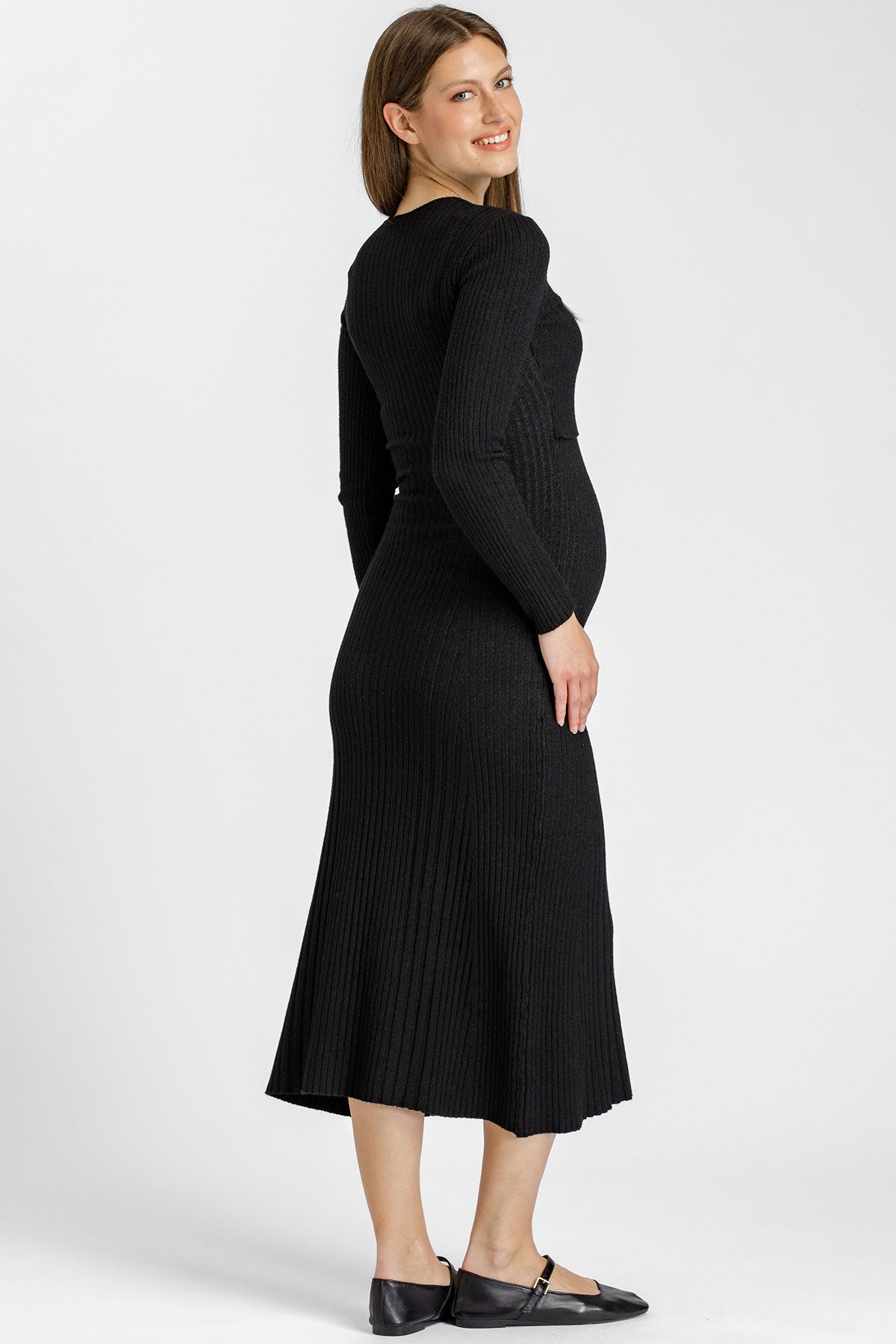 Abito premaman e allattamento nero in maglia a costine. Modello midi aderente con apertura discreta per allattare. Made in Italy.