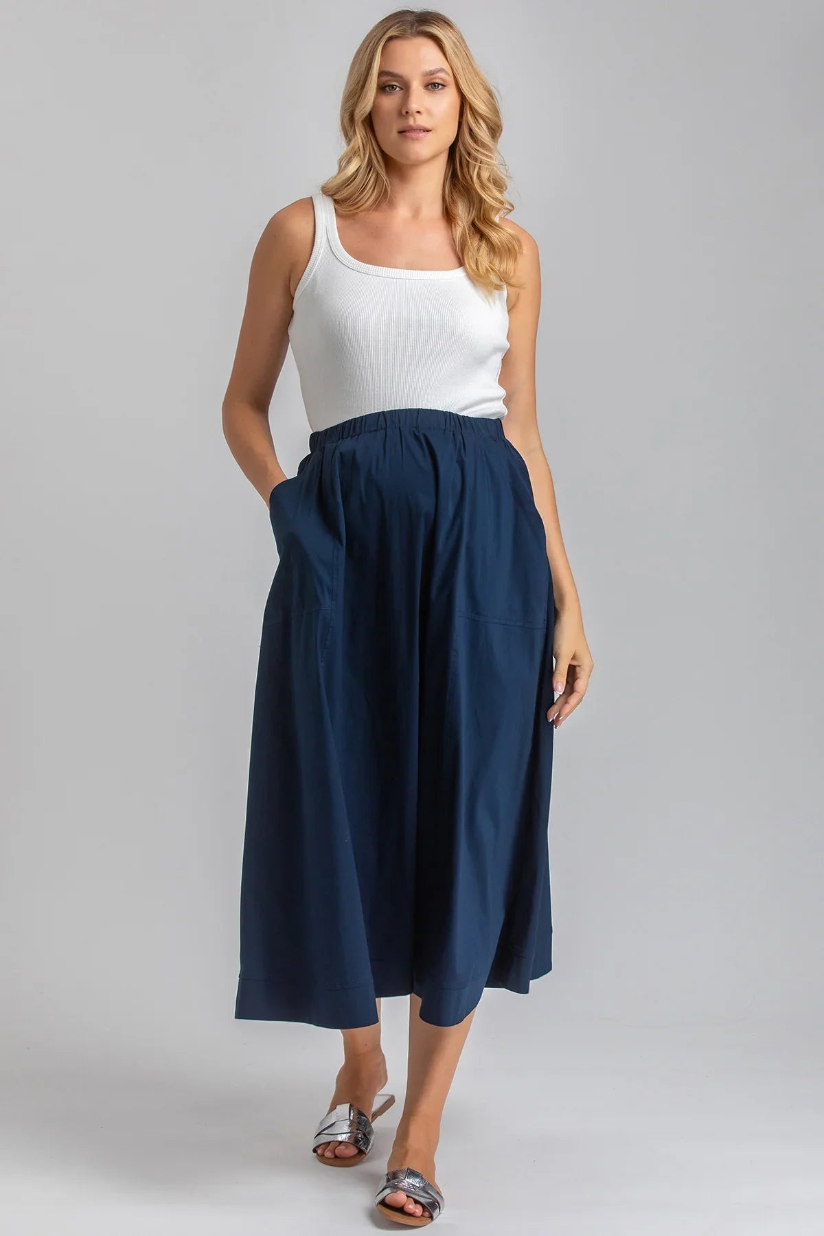 Gonna premaman blu a vita alta con top bianco, abbigliamento premaman elegante