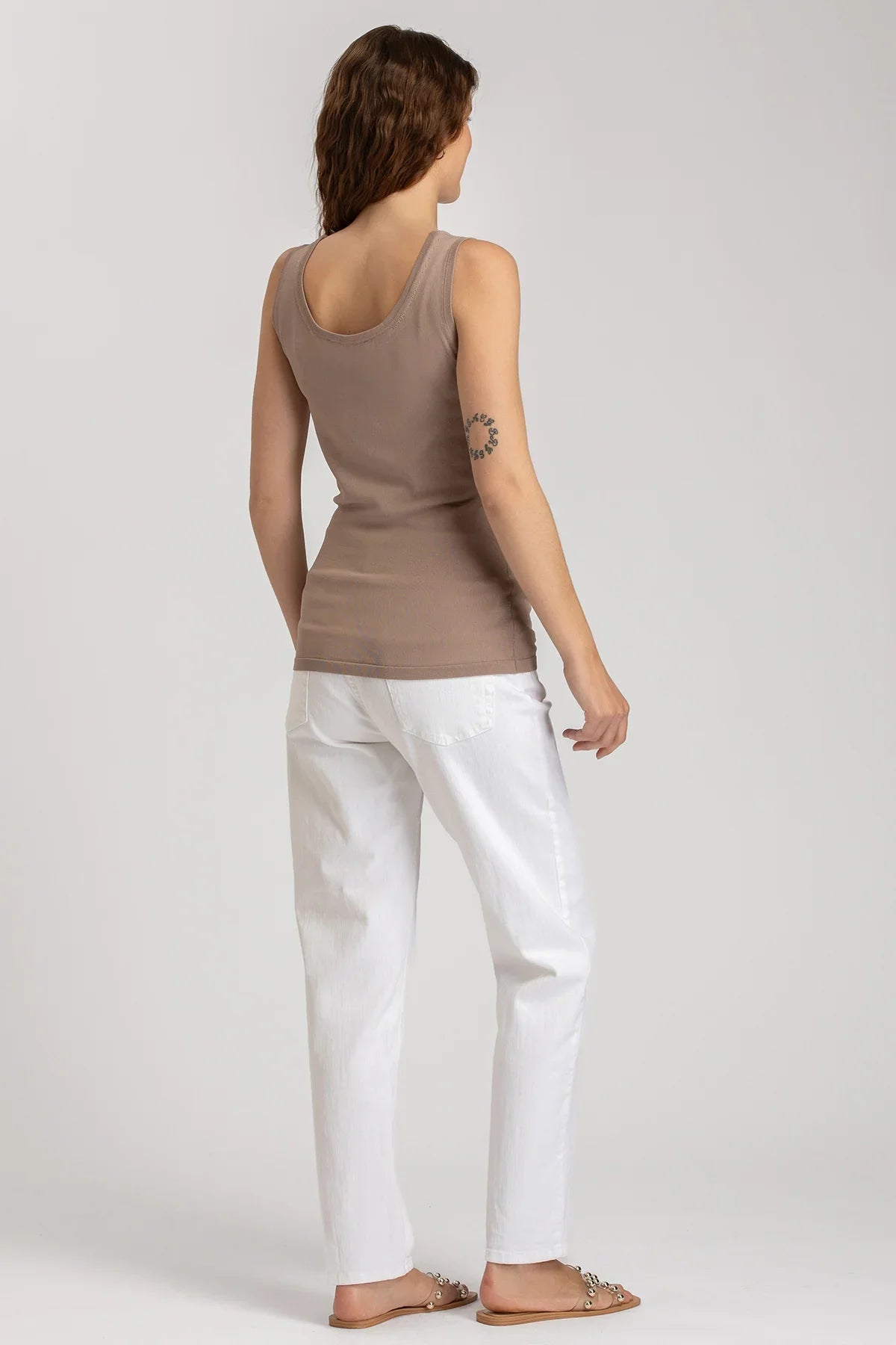 Pantaloni premaman bianchi e top smanicato beige, abbigliamento premaman elegante