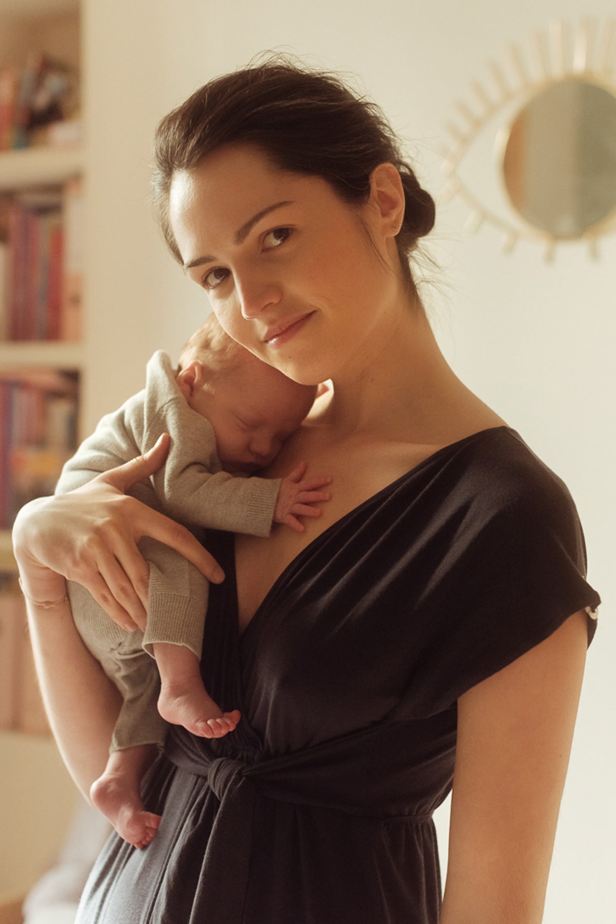 Mamma con neonato in abito premaman elegante nero, abbigliamento premaman Made in Italy