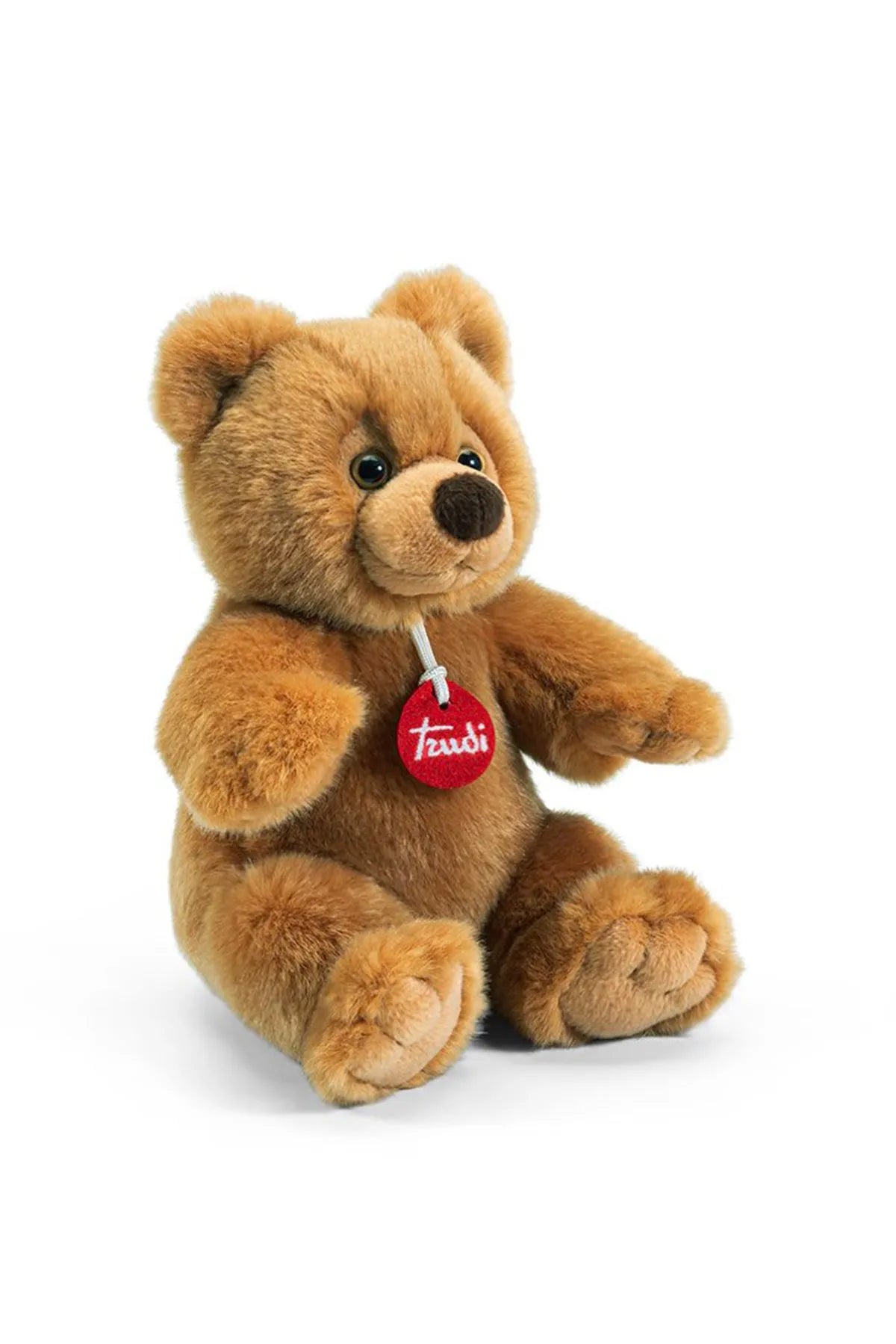 orso peluche marrone seduto, con occhi grandi e medaglietta rossa, sfondo bianco