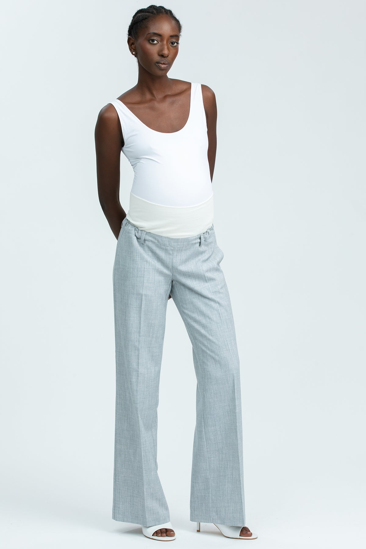 Pantaloni premaman larghi grigi in tessuto leggero con fascia elastica in vita, outfit premaman elegante