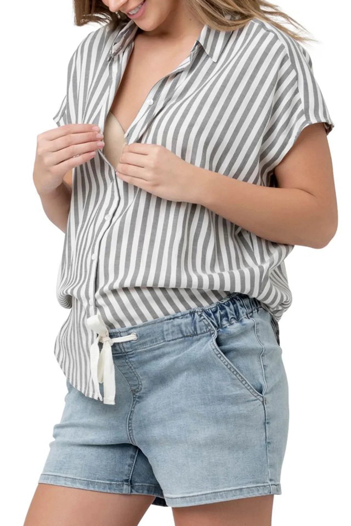 Camicia premaman e allattamento a righe nere di Ripe con shorts in denim.