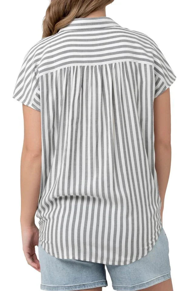 Vista posteriore di camicia premaman e allattamento a righe bianche e nere di Ripe.