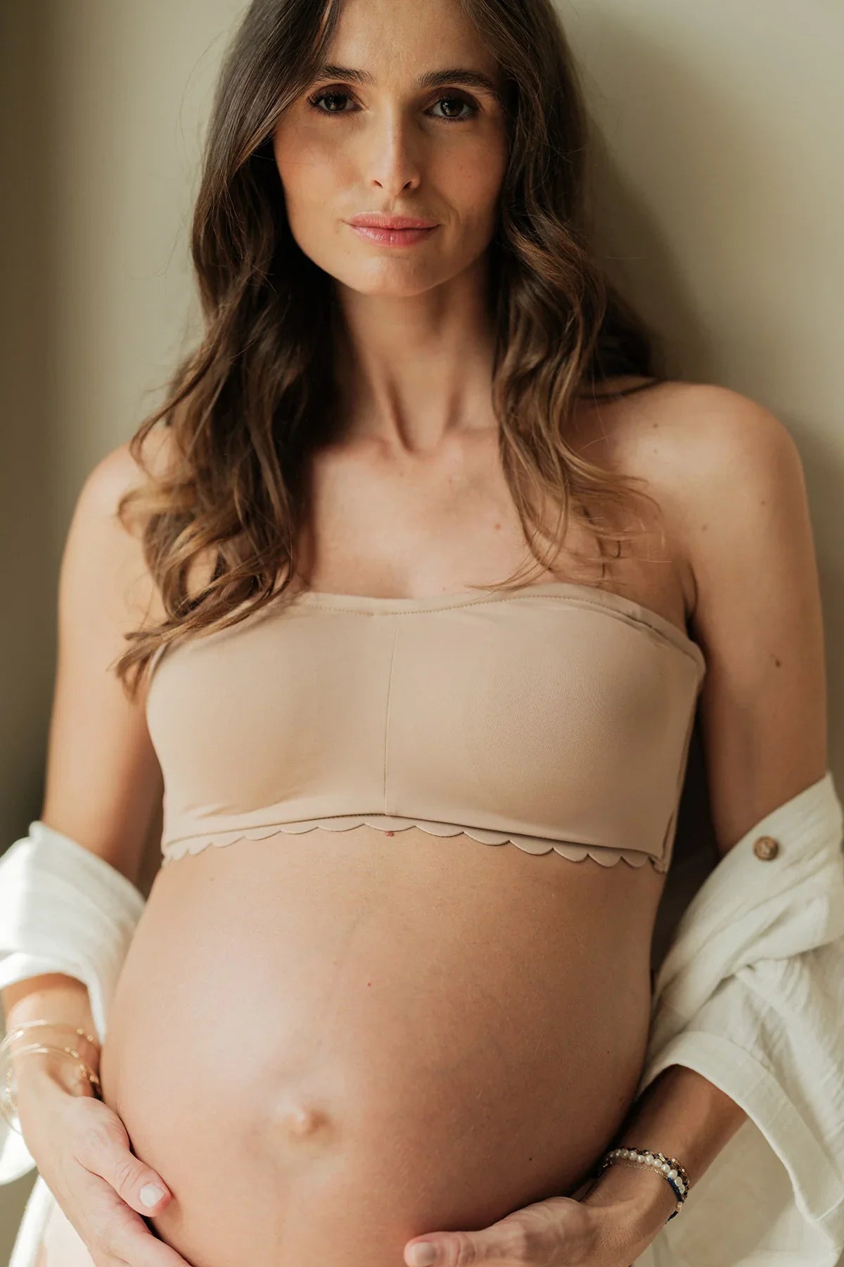 Donna con reggiseno bandeau premaman e allattamento beige di Cache Coeur.