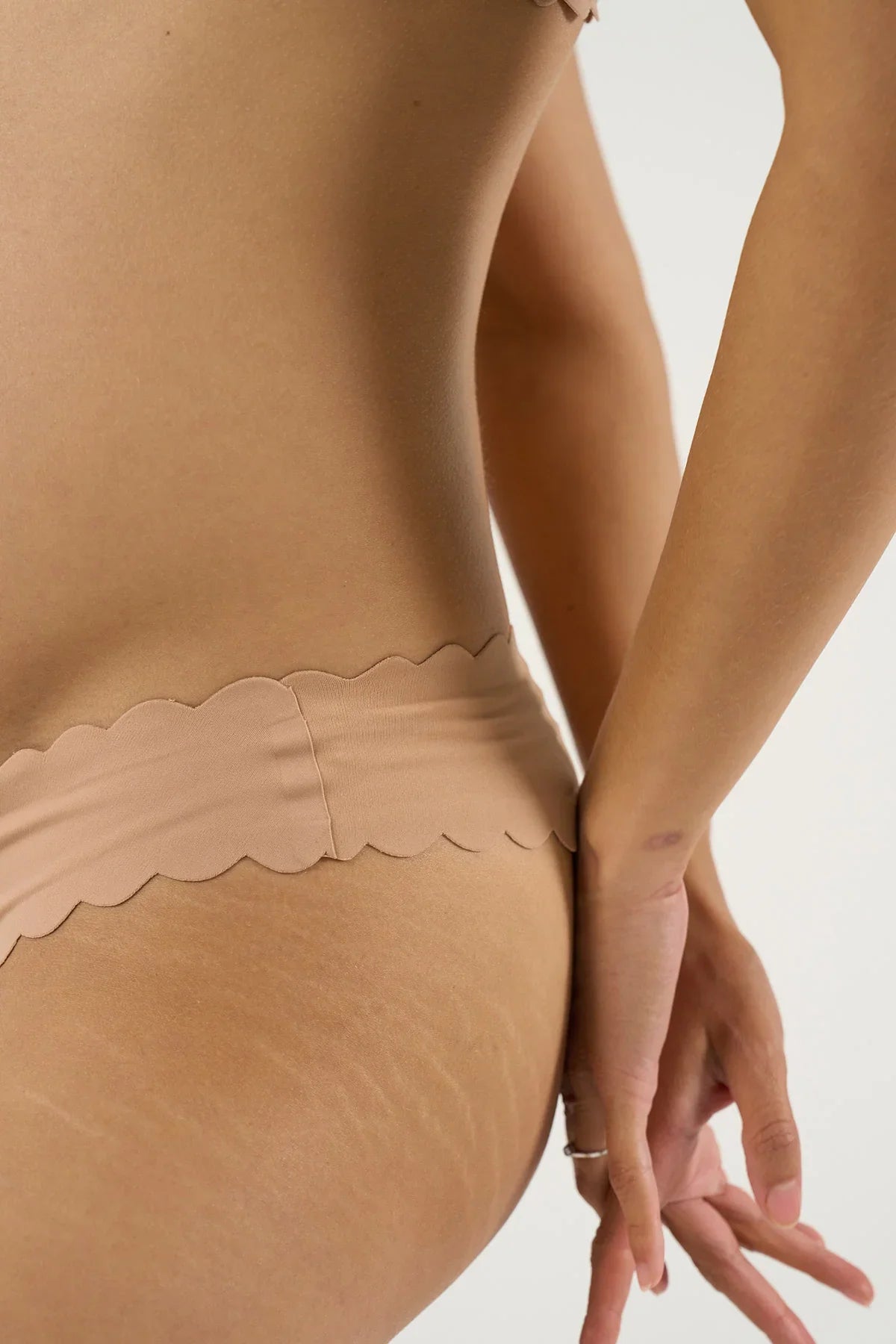 Slip premaman beige Cache Coeur con bordo a festone.