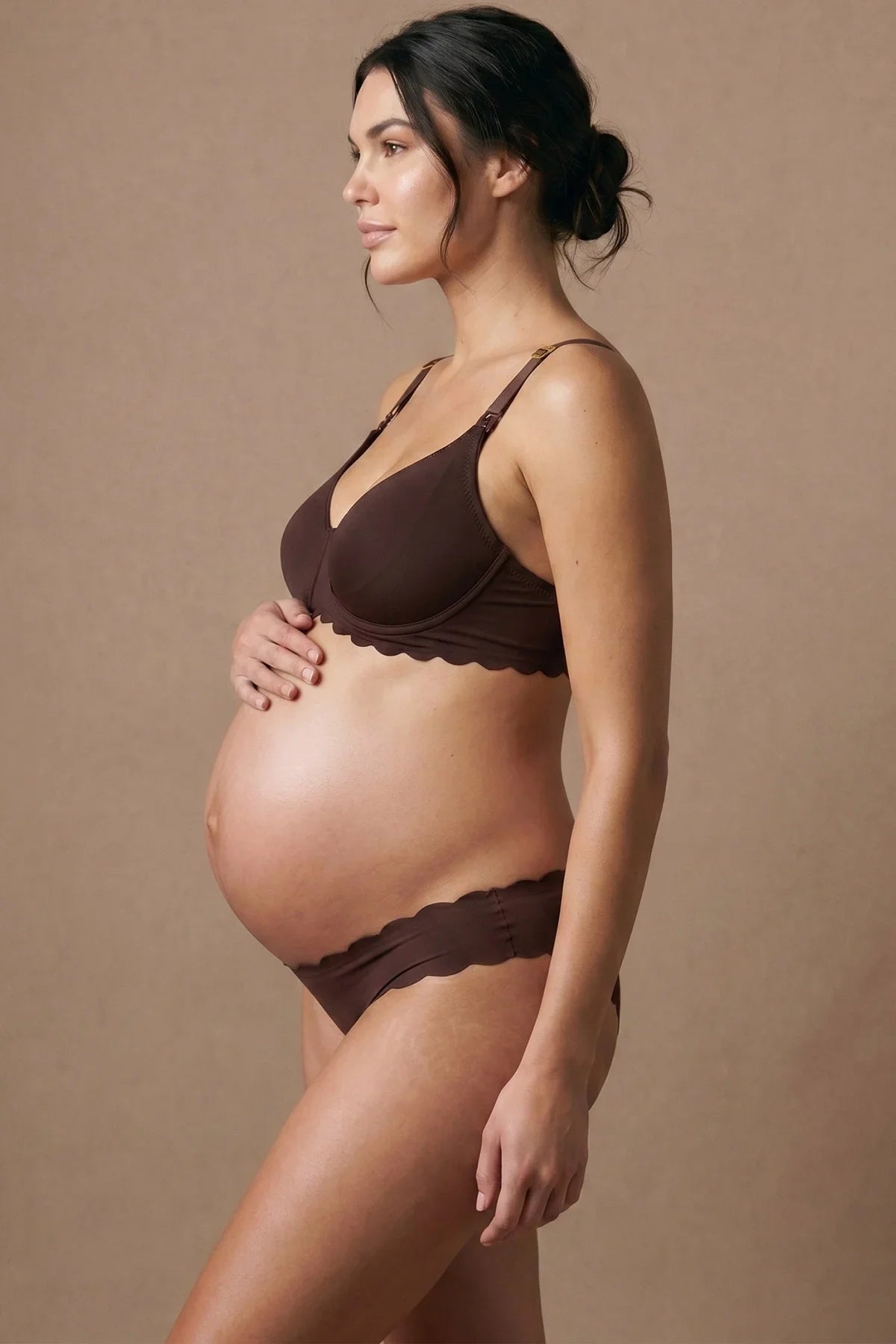 Donna con completo intimo premaman Cache Coeur marrone composto da reggiseno e slip.