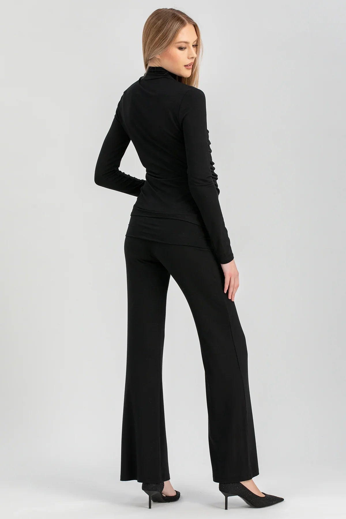 Completo premaman elegante nero con maglia a maniche lunghe e pantaloni a zampa