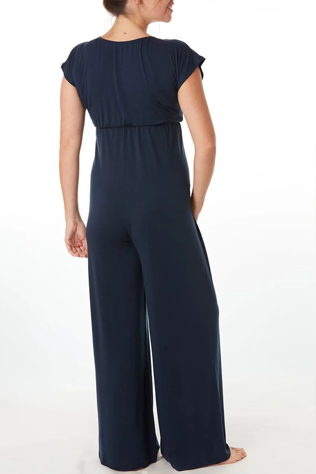 Donna con combinazione premaman indaco, maniche corte e pantaloni larghi, vista posteriore