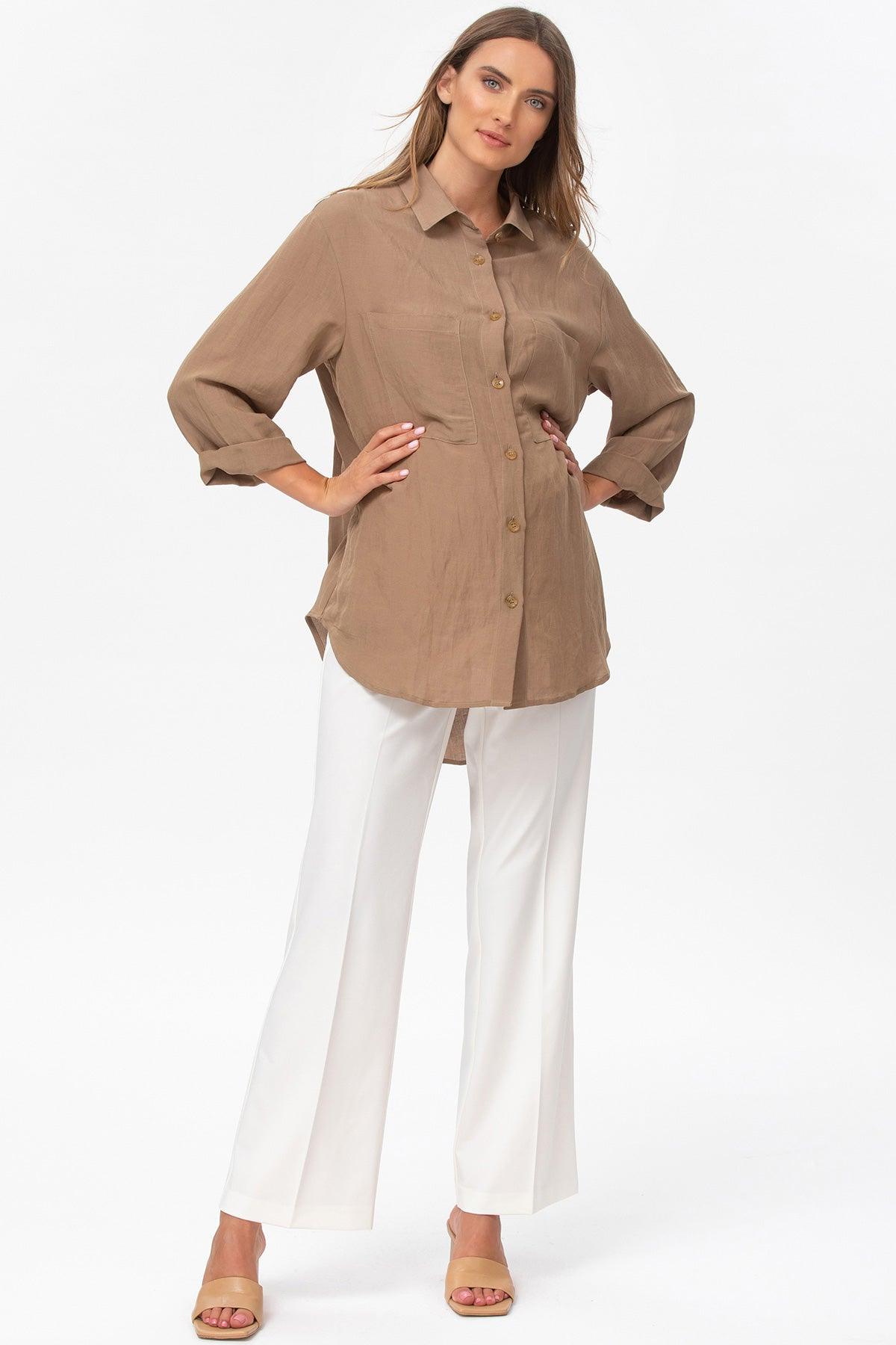 Camicia premaman lunga beige con pantaloni bianchi eleganti, abbigliamento gravidanza