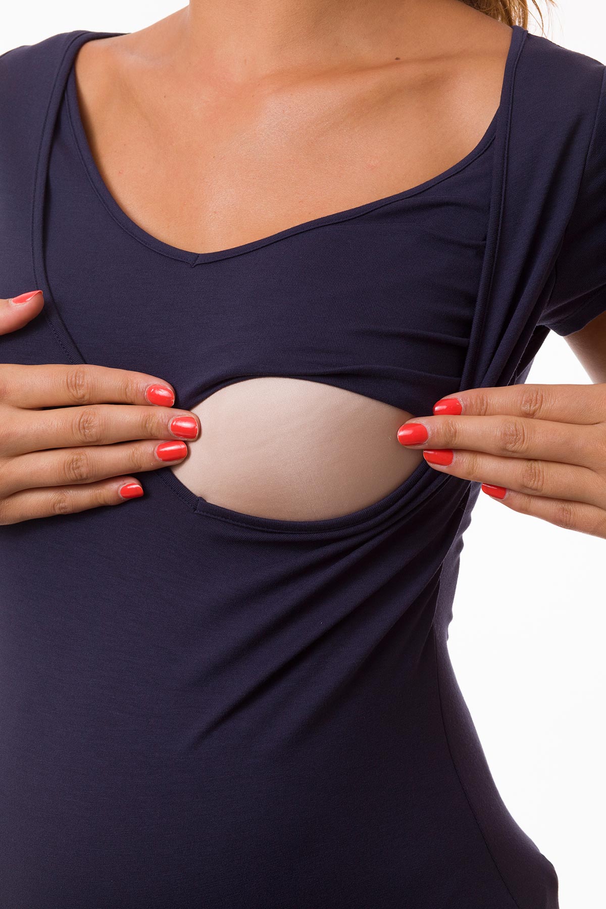 Dettaglio maglia premaman blu con apertura per allattamento, tessuto morbido ed elastico.