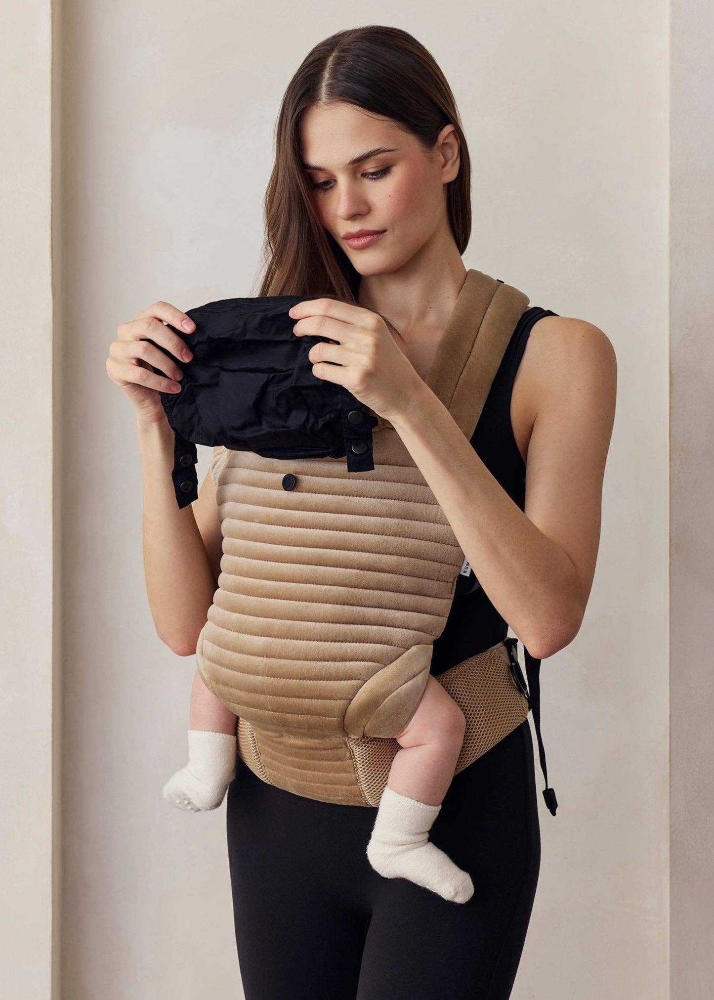 Donna indossa marsupio ergonomico con neonato, ideale per abbigliamento premaman