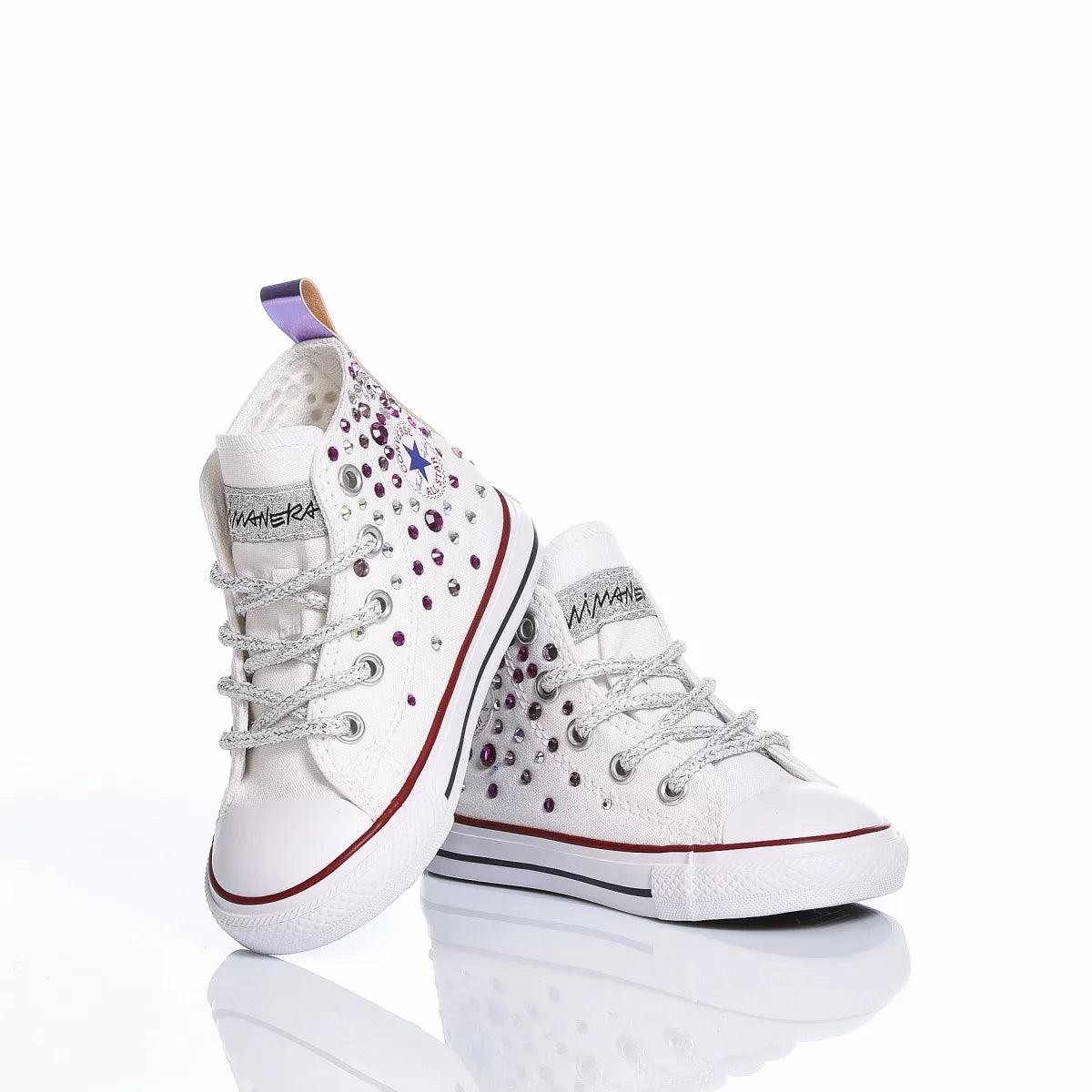 Sneakers bianche con borchie viola, ideali per look premaman casual e alla moda.