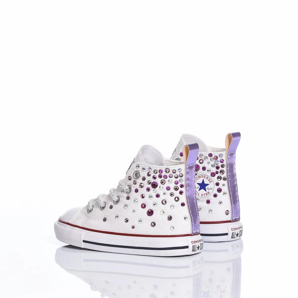 Sneakers bianche con borchie colorate, ideali per outfit premaman trendy e comodi.