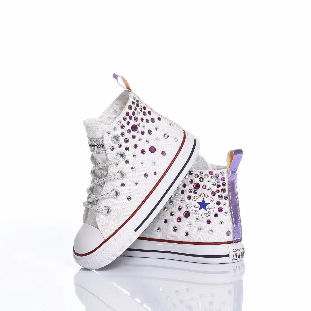 Sneakers bianche decorate con strass viola, perfette per abbigliamento premaman trendy.