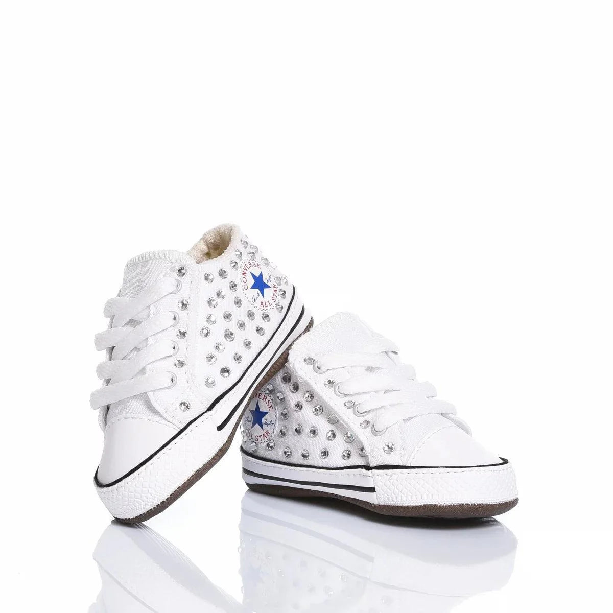 Scarpe bianche neonata con borchie, ideali per look premaman e abbigliamento premaman trendy.