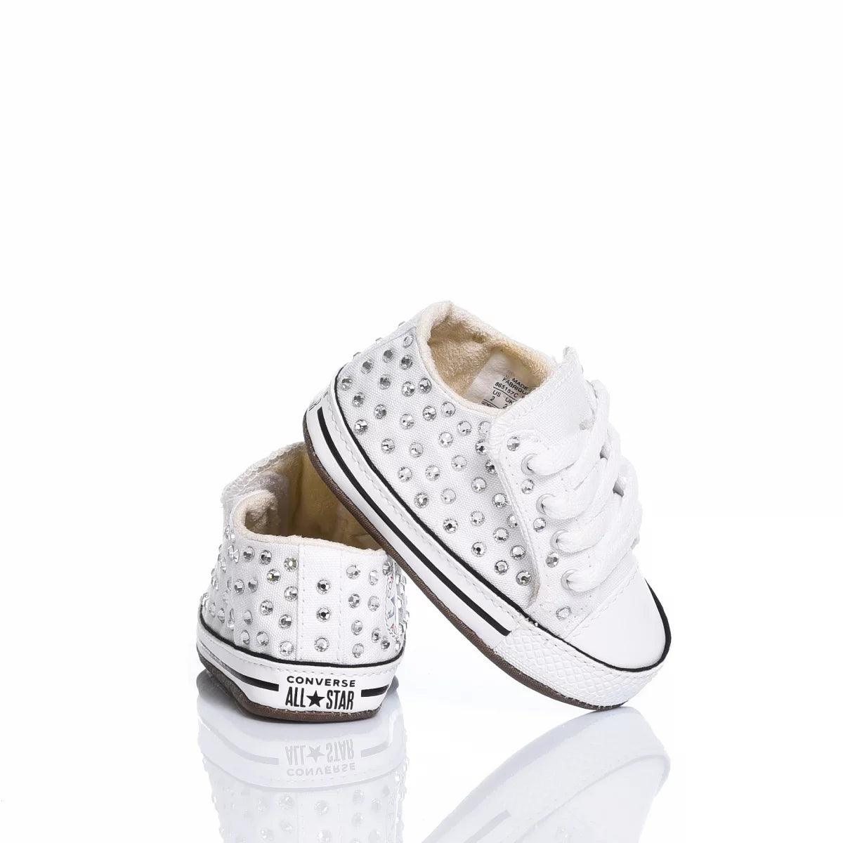 Scarpe neonato bianche con borchie, ideali per abbigliamento premaman elegante